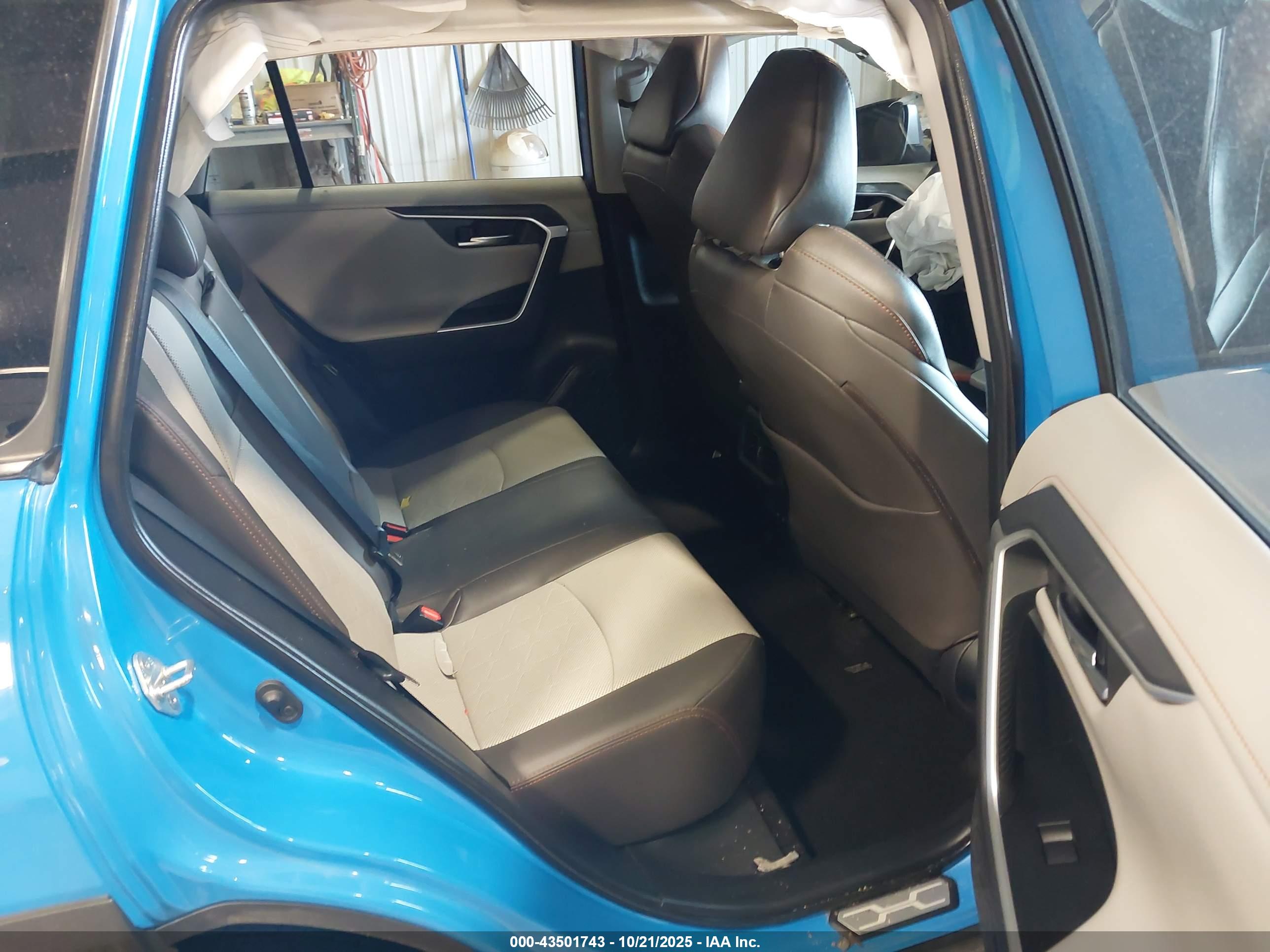 TOYOTA RAV4 image 8
