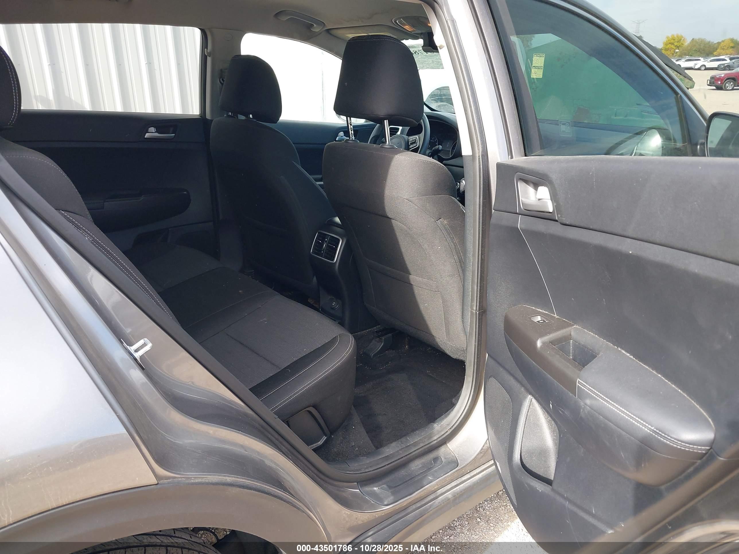 KIA SPORTAGE image 8