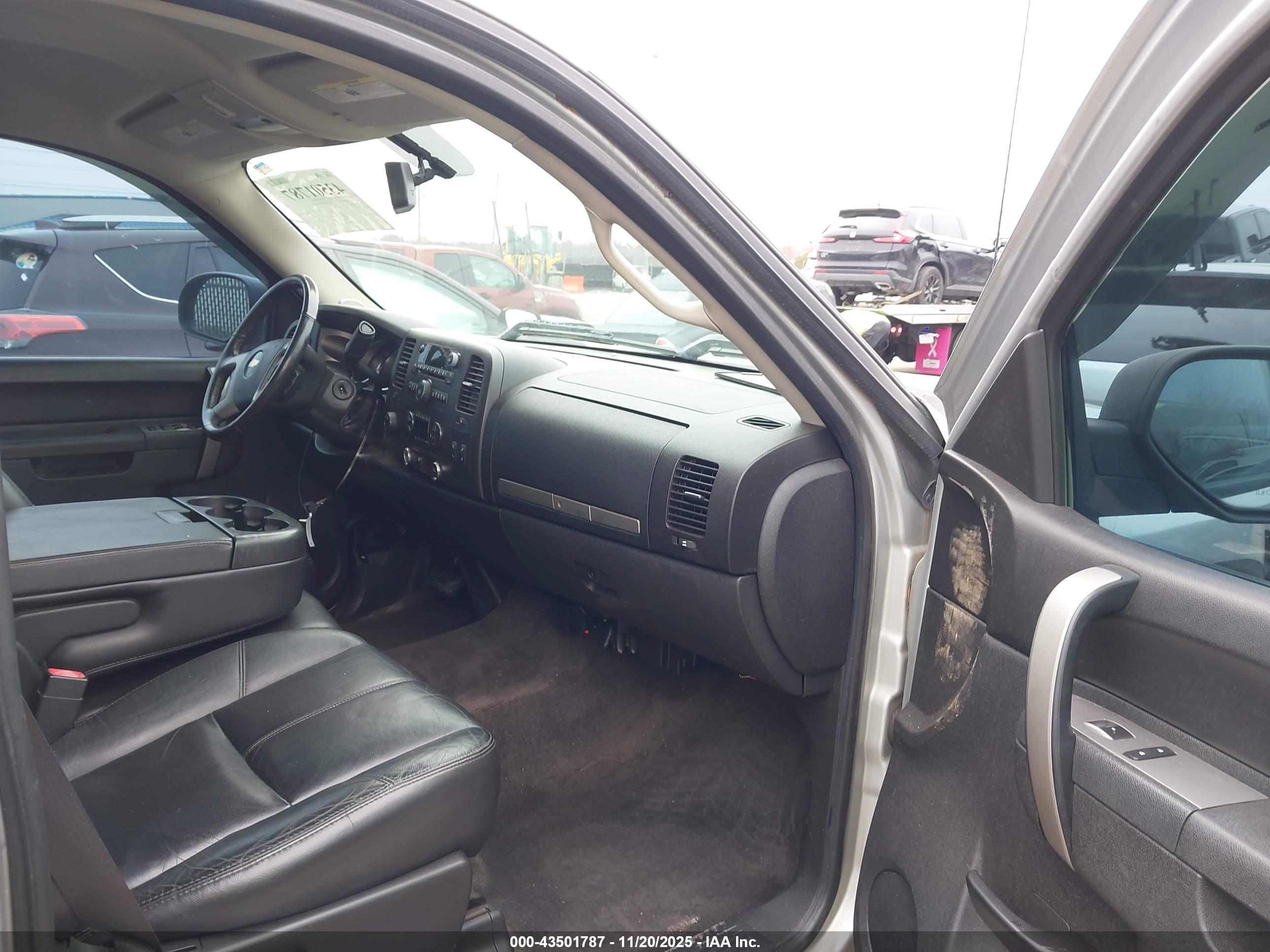 CHEVROLET SILVERADO image 5