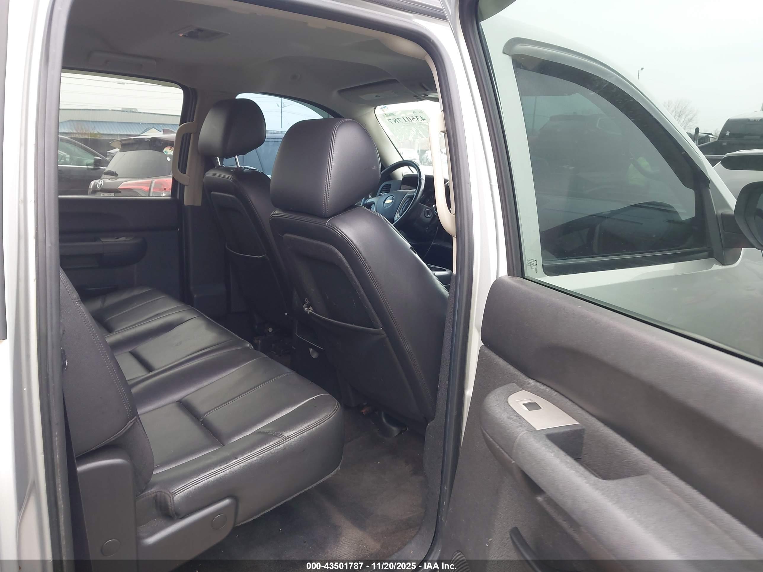CHEVROLET SILVERADO image 8