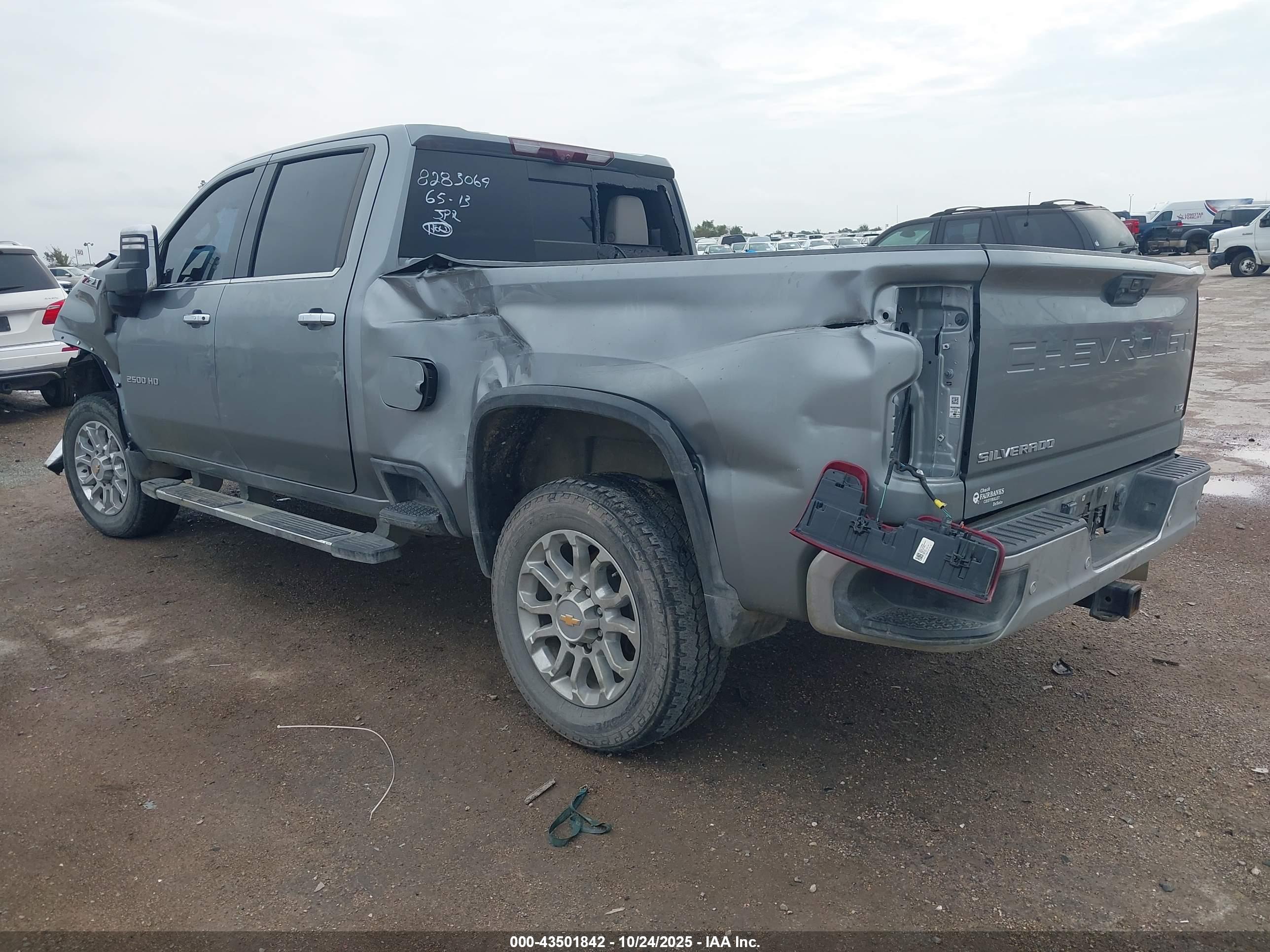 CHEVROLET SILVERADO image 3