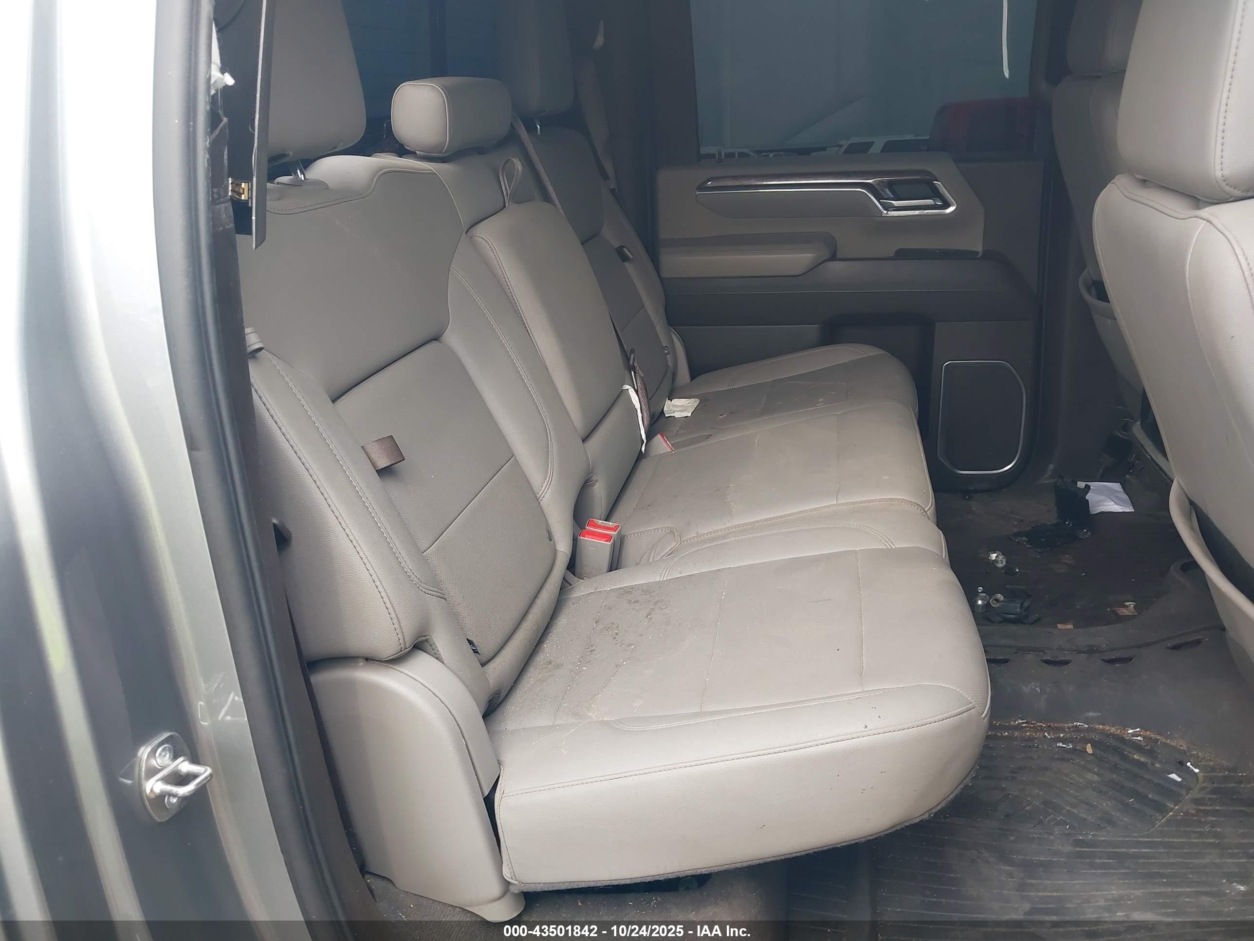 CHEVROLET SILVERADO image 8