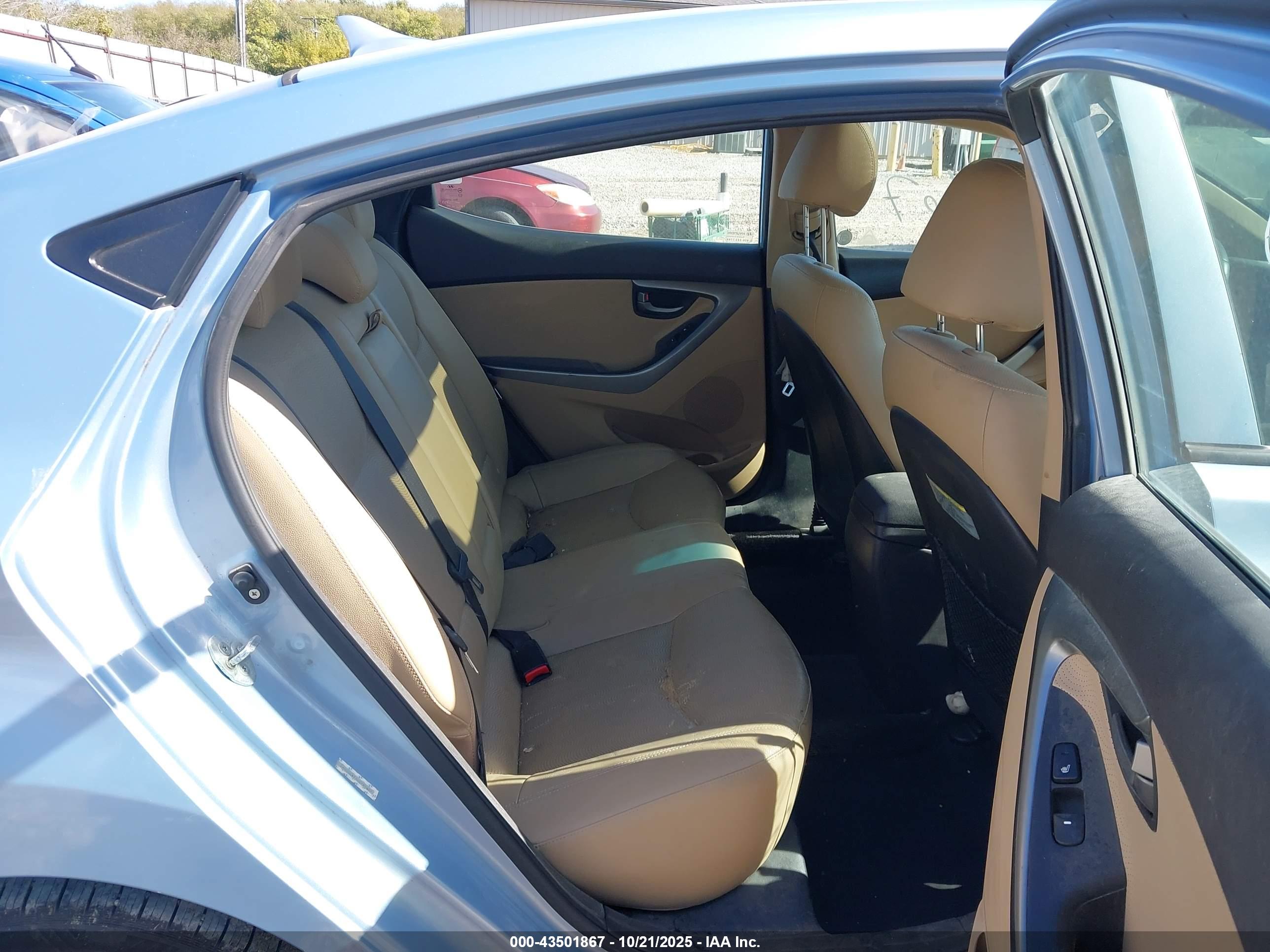 HYUNDAI ELANTRA image 8