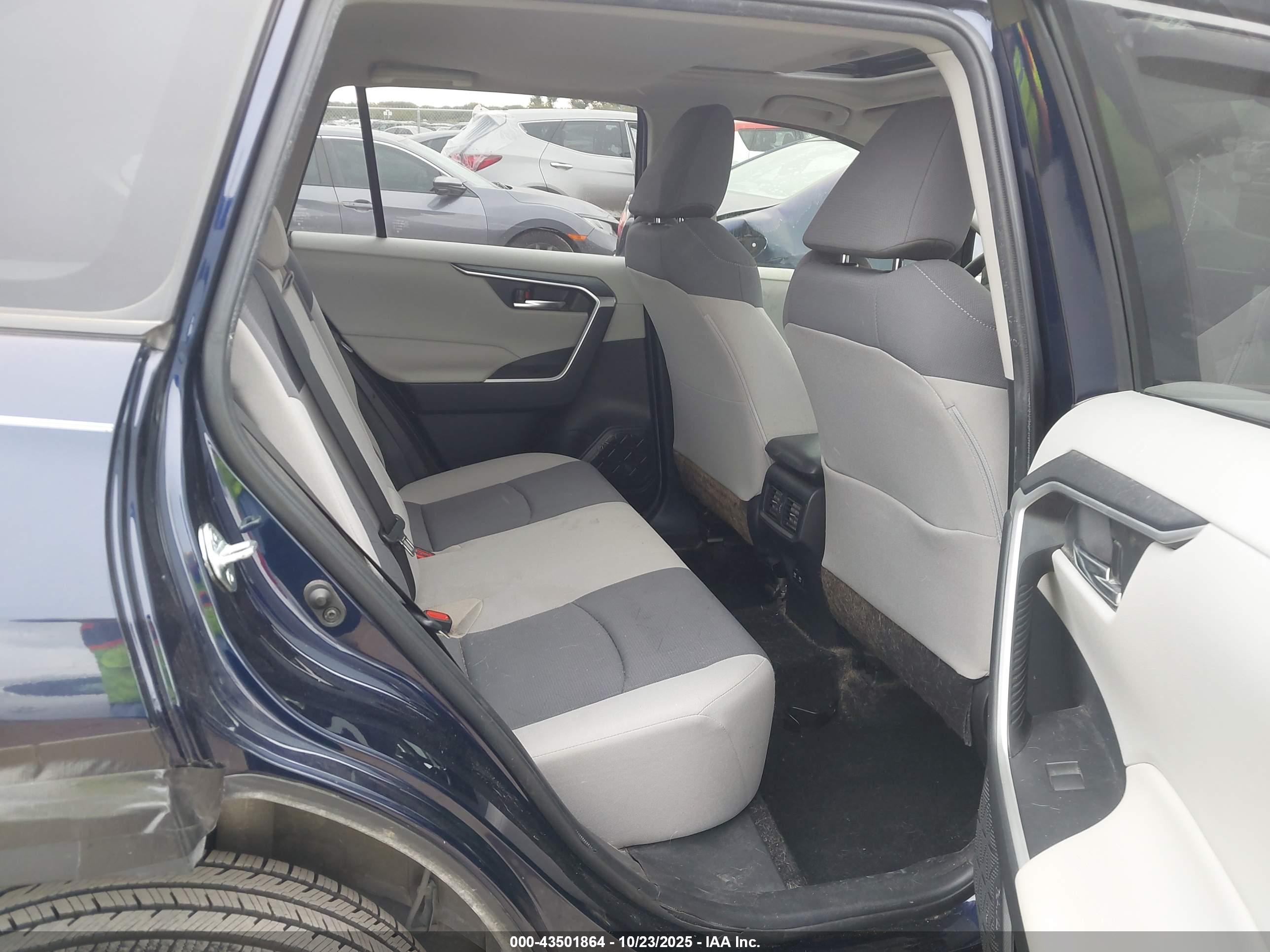 TOYOTA RAV4 image 8