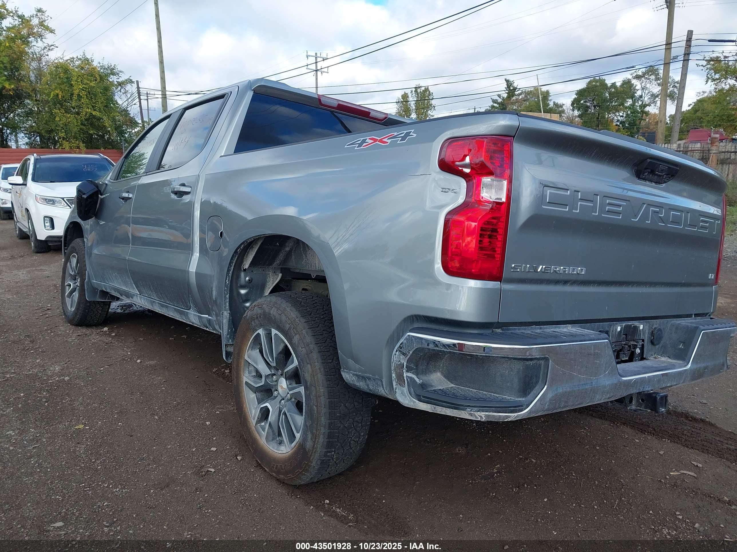 CHEVROLET SILVERADO image 3