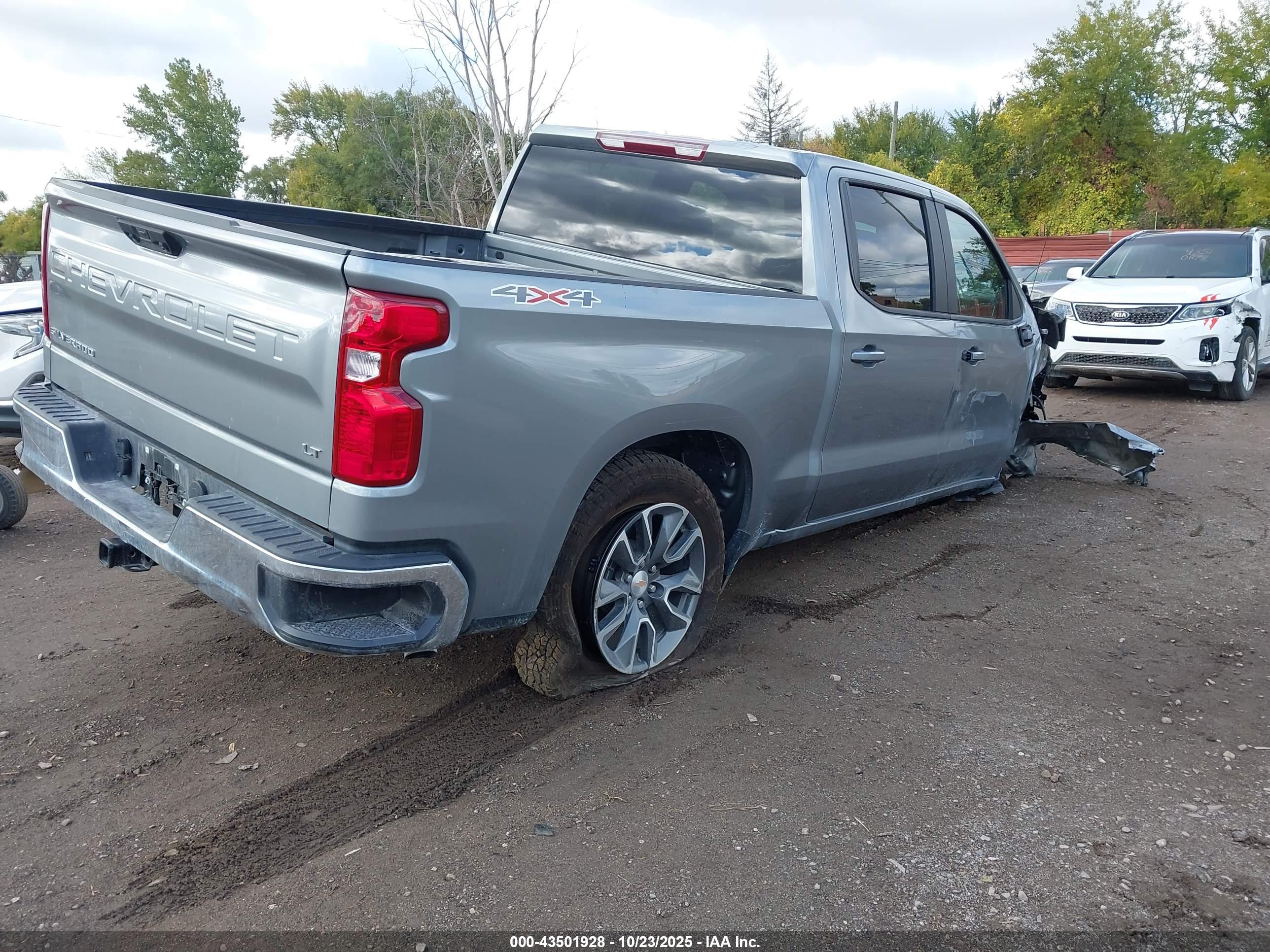 CHEVROLET SILVERADO image 4