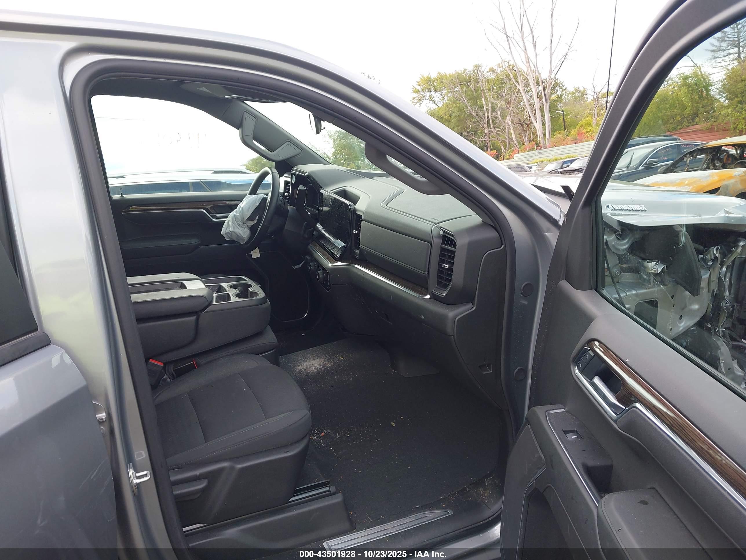 CHEVROLET SILVERADO image 5