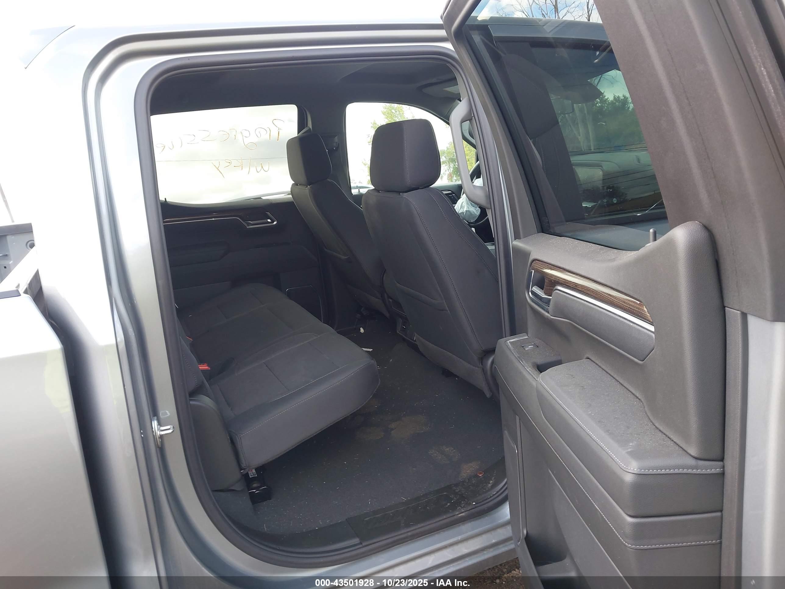 CHEVROLET SILVERADO image 8