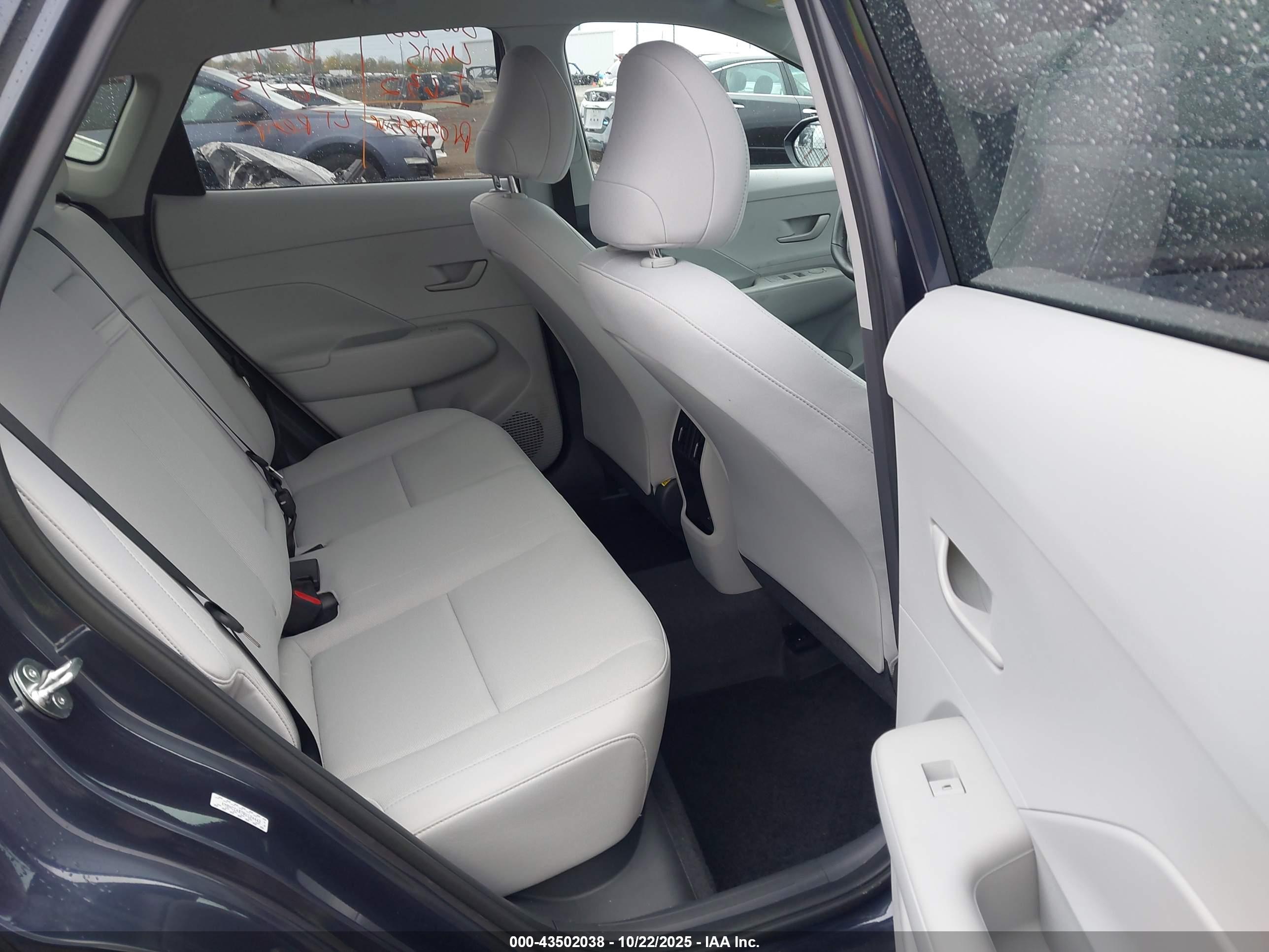 HYUNDAI KONA image 8
