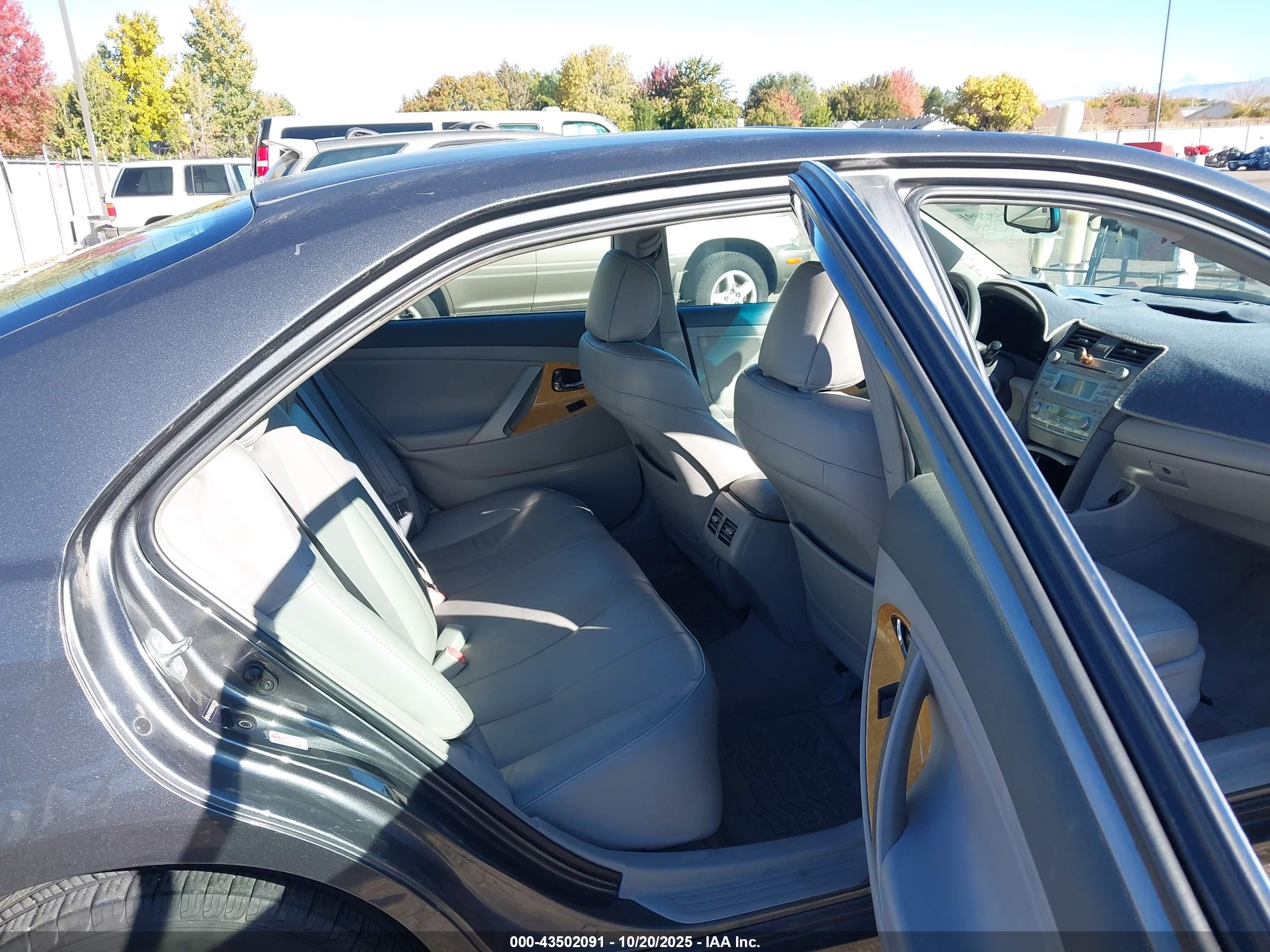 TOYOTA CAMRY image 8
