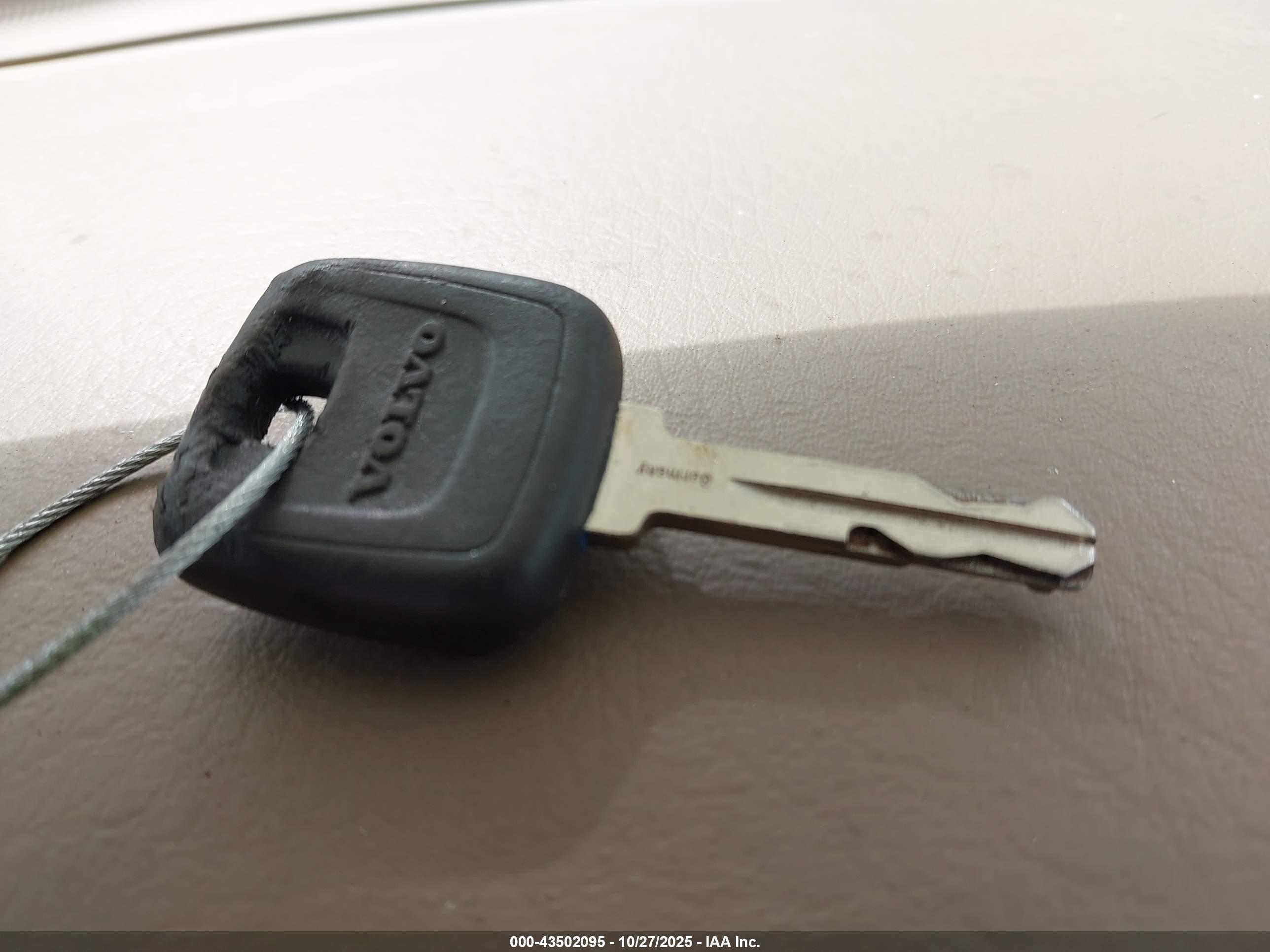 VOLVO C70 image 11