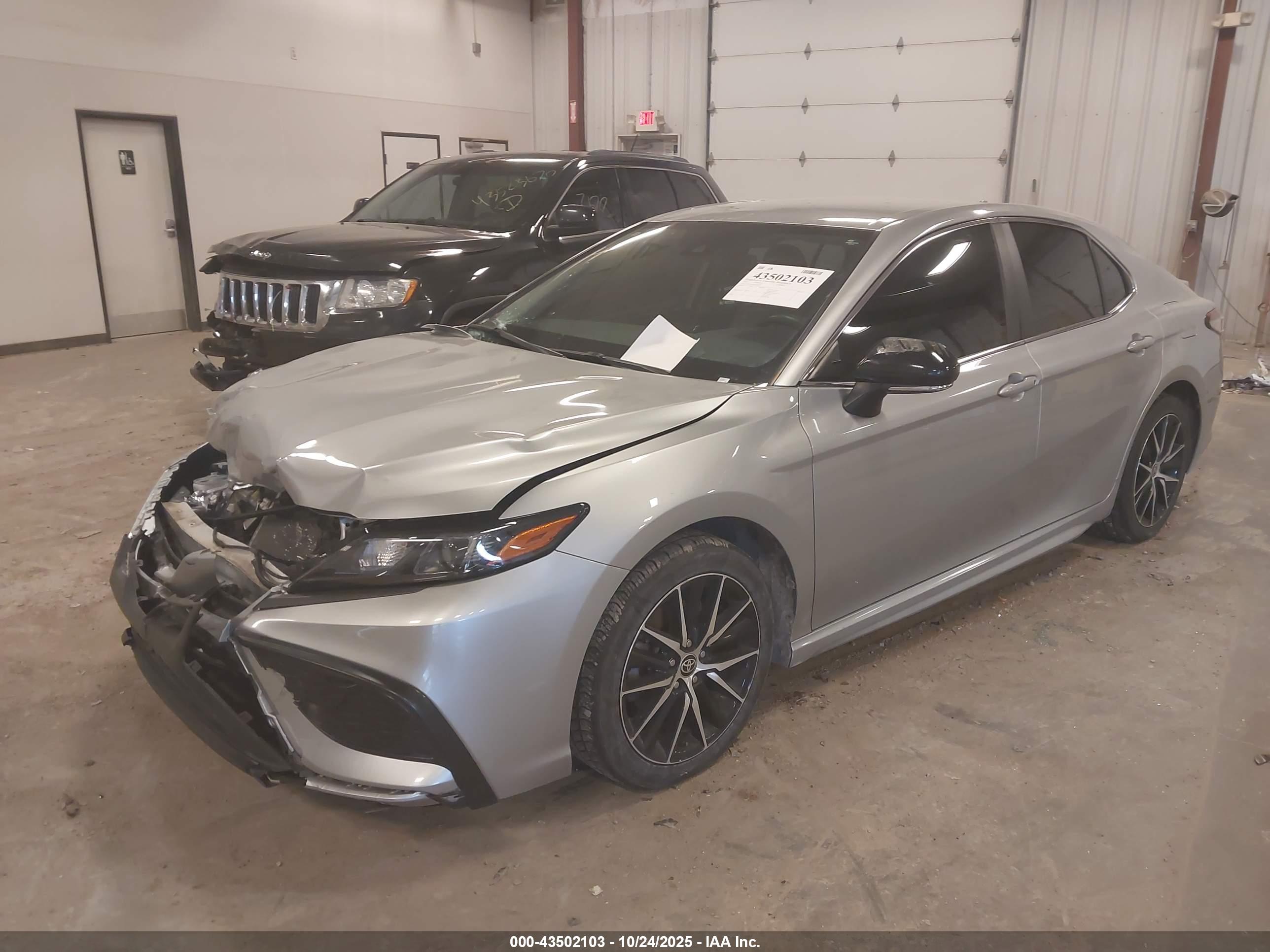 TOYOTA CAMRY image 2