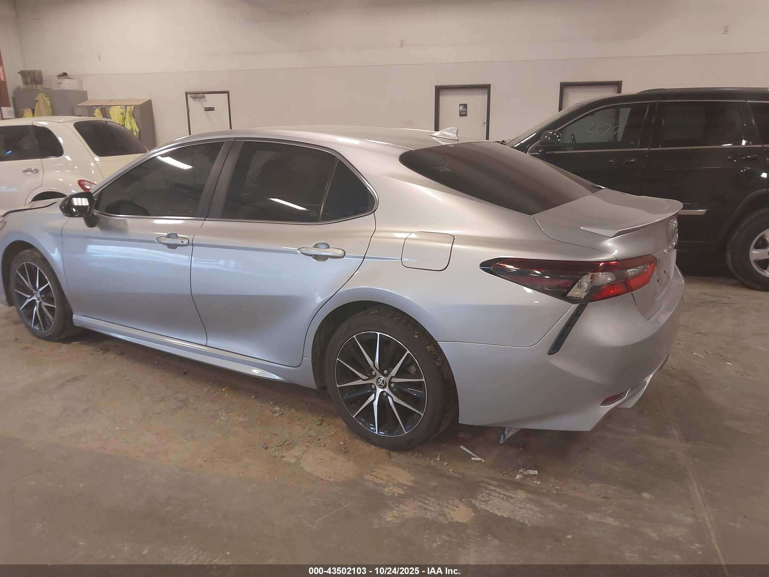 TOYOTA CAMRY image 3