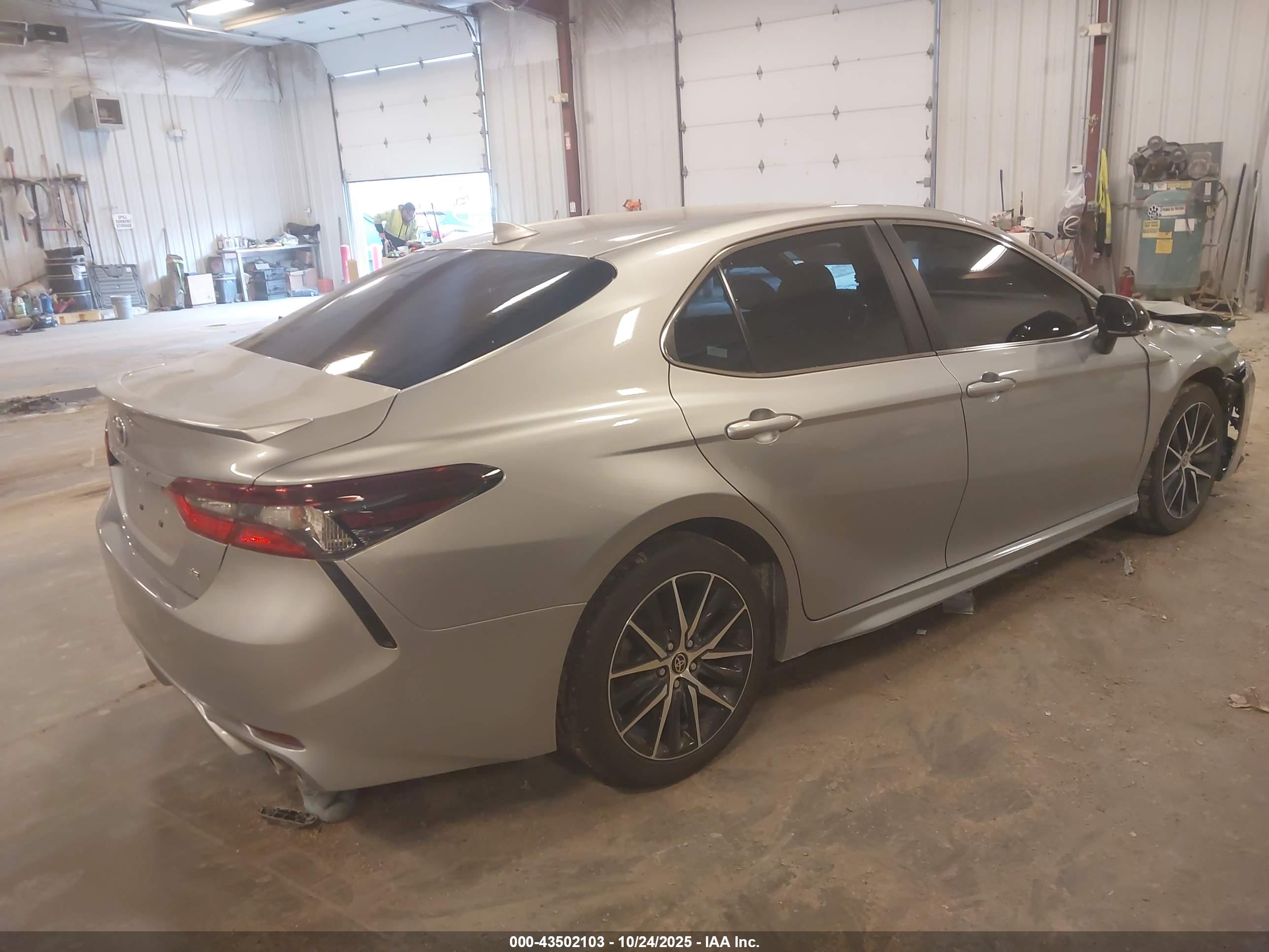 TOYOTA CAMRY image 4