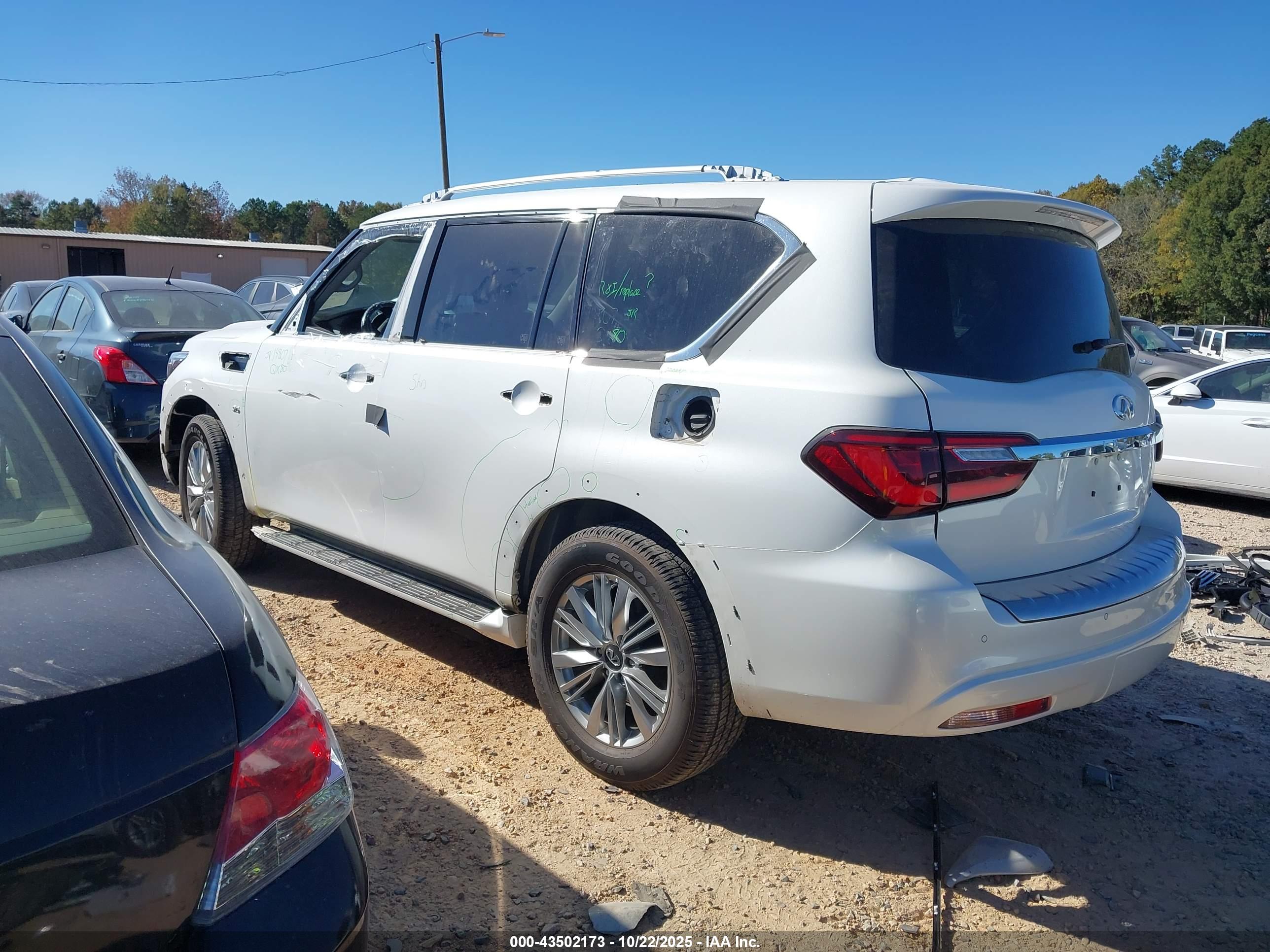 INFINITI QX80 image 3