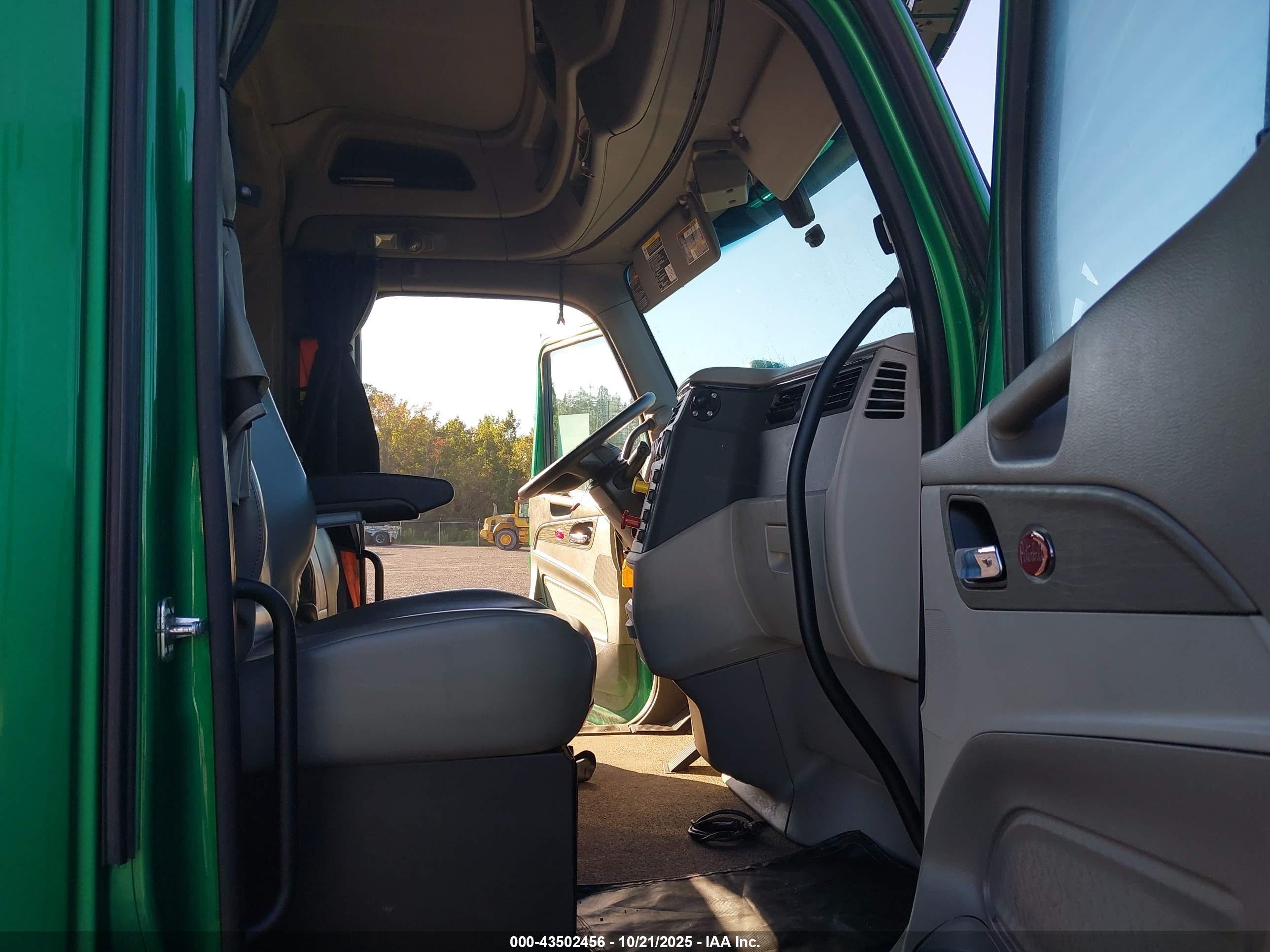 PETERBILT 579 image 8