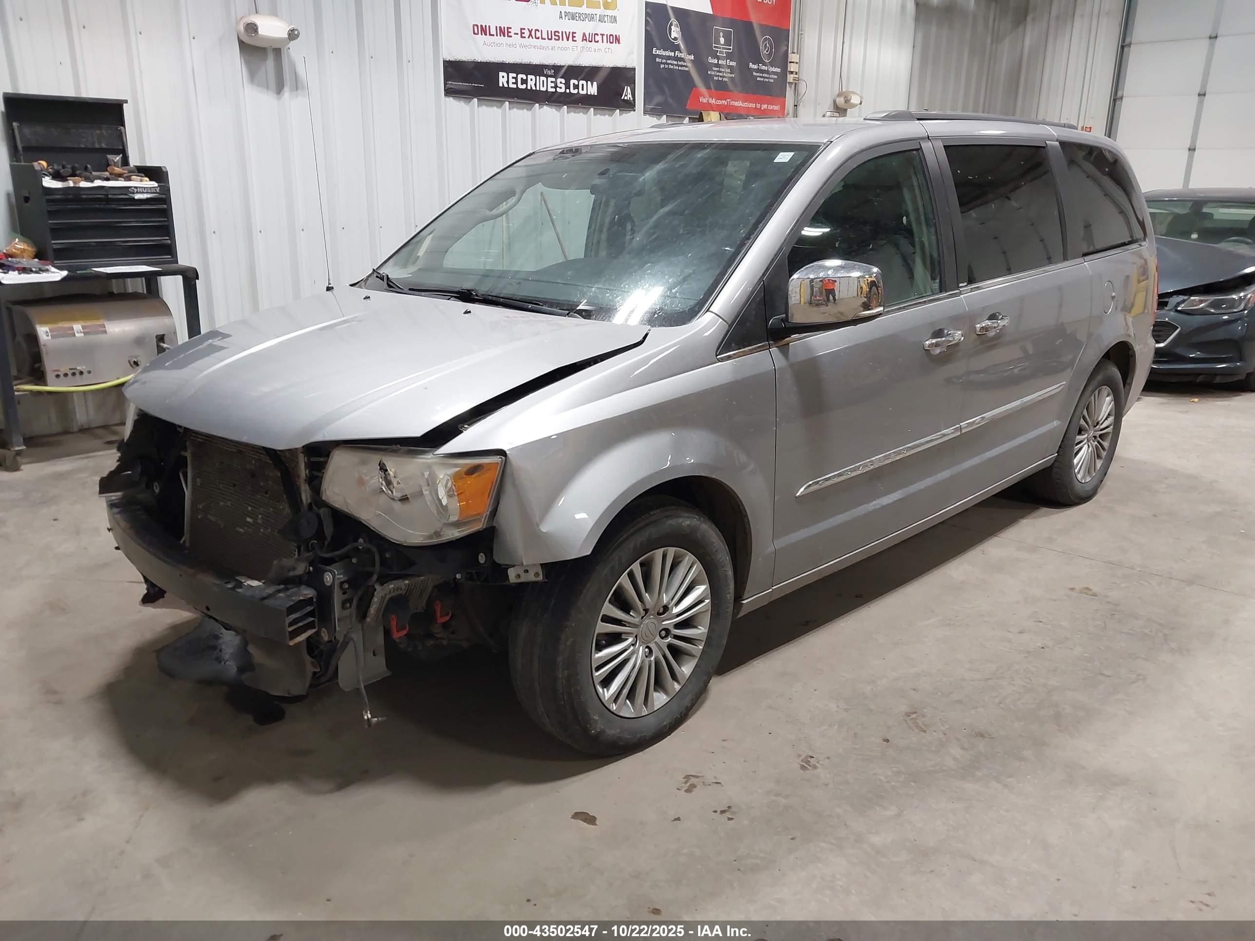CHRYSLER TOWN image 2