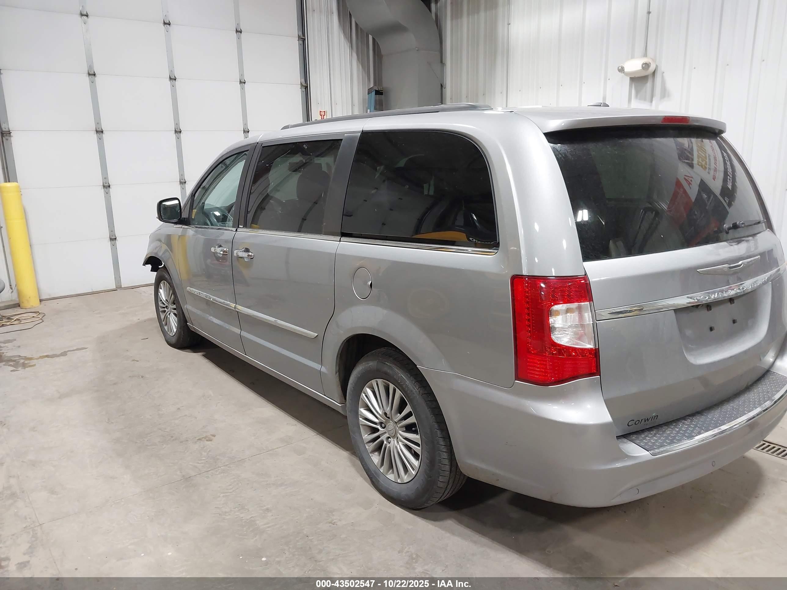 CHRYSLER TOWN image 3