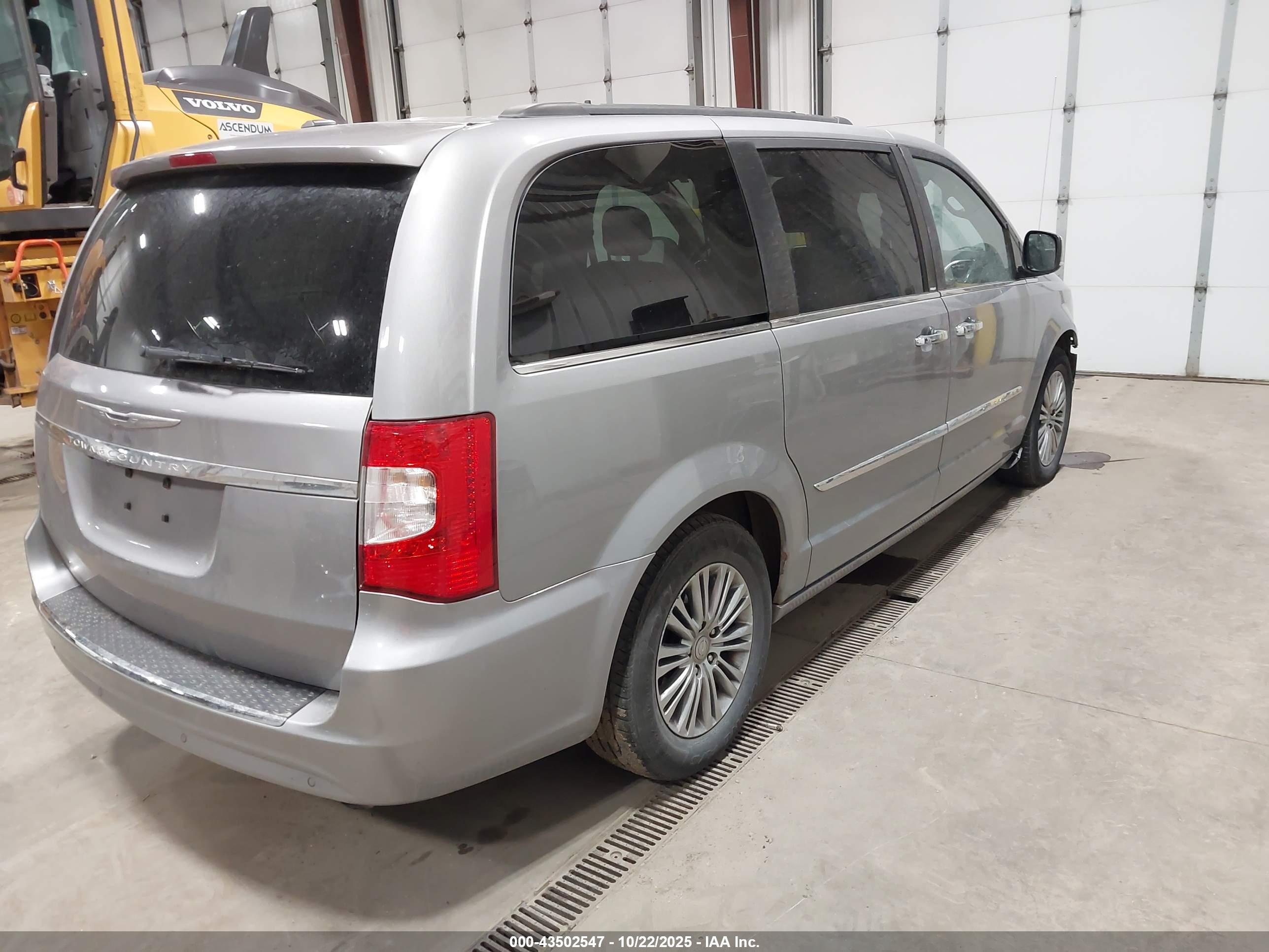 CHRYSLER TOWN image 4