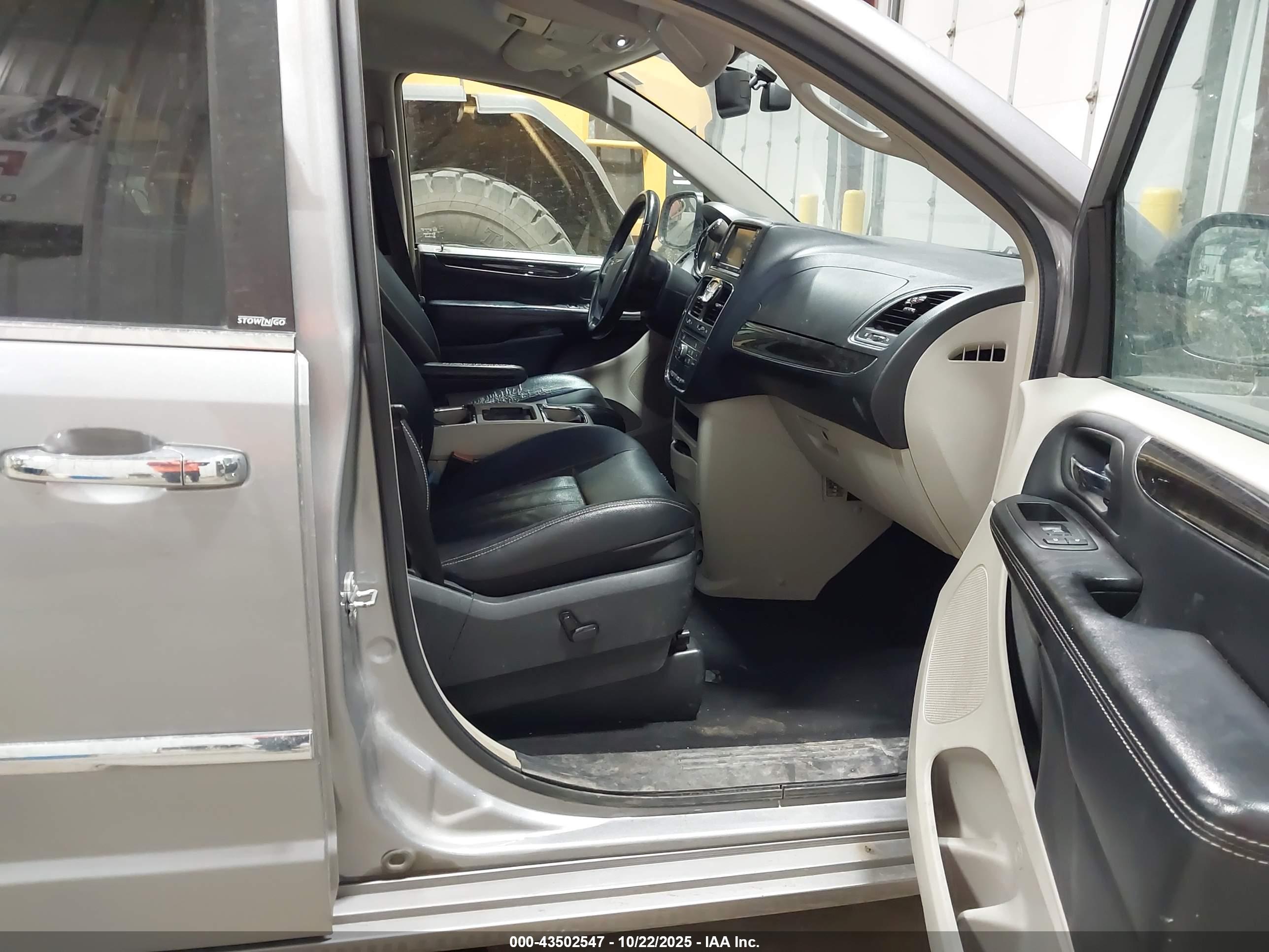 CHRYSLER TOWN image 5