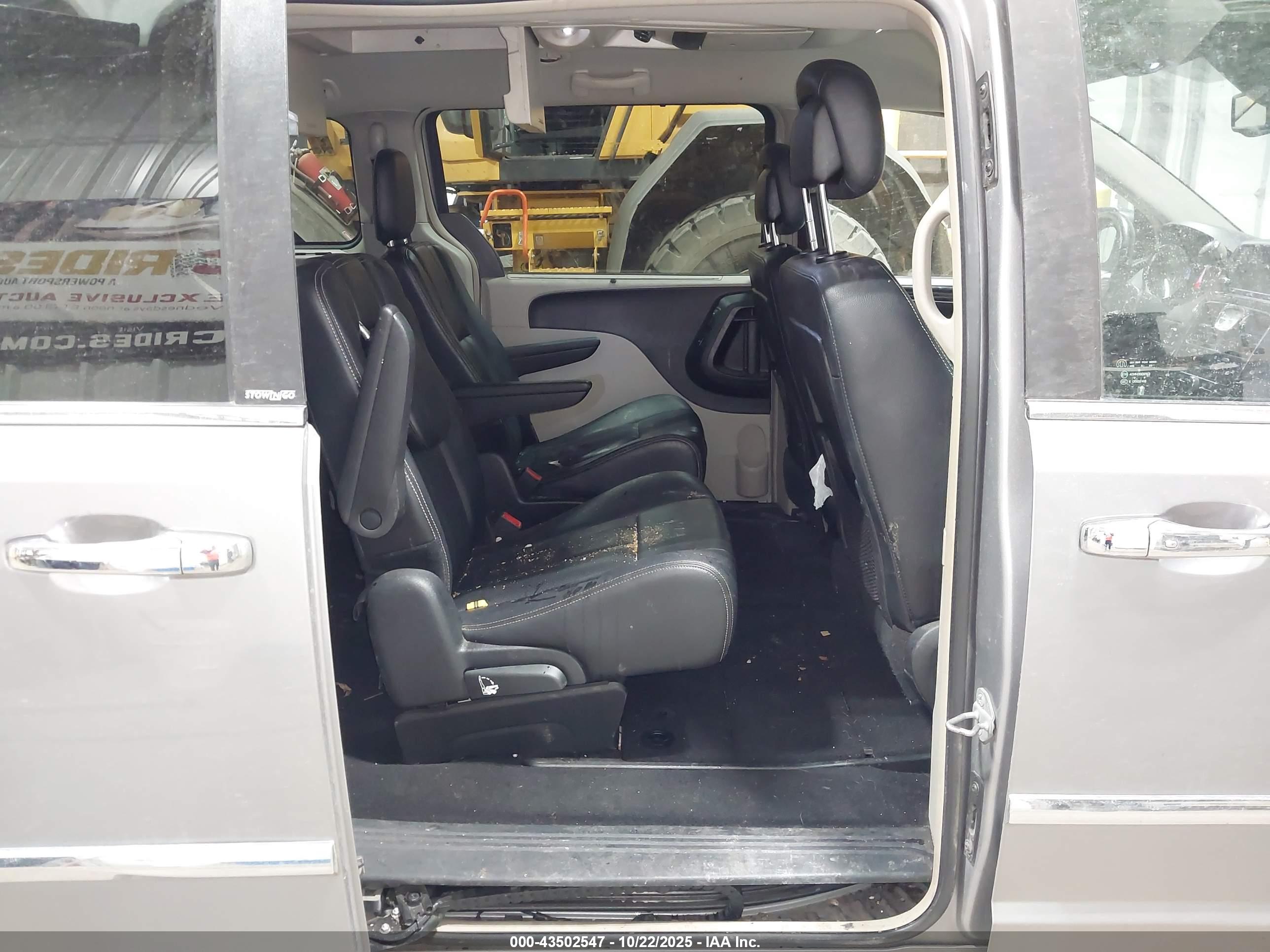 CHRYSLER TOWN image 8