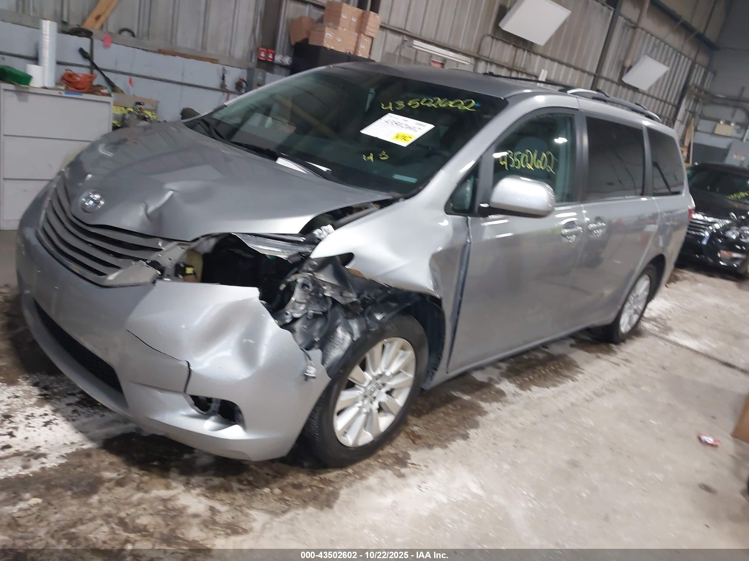 TOYOTA SIENNA image 2