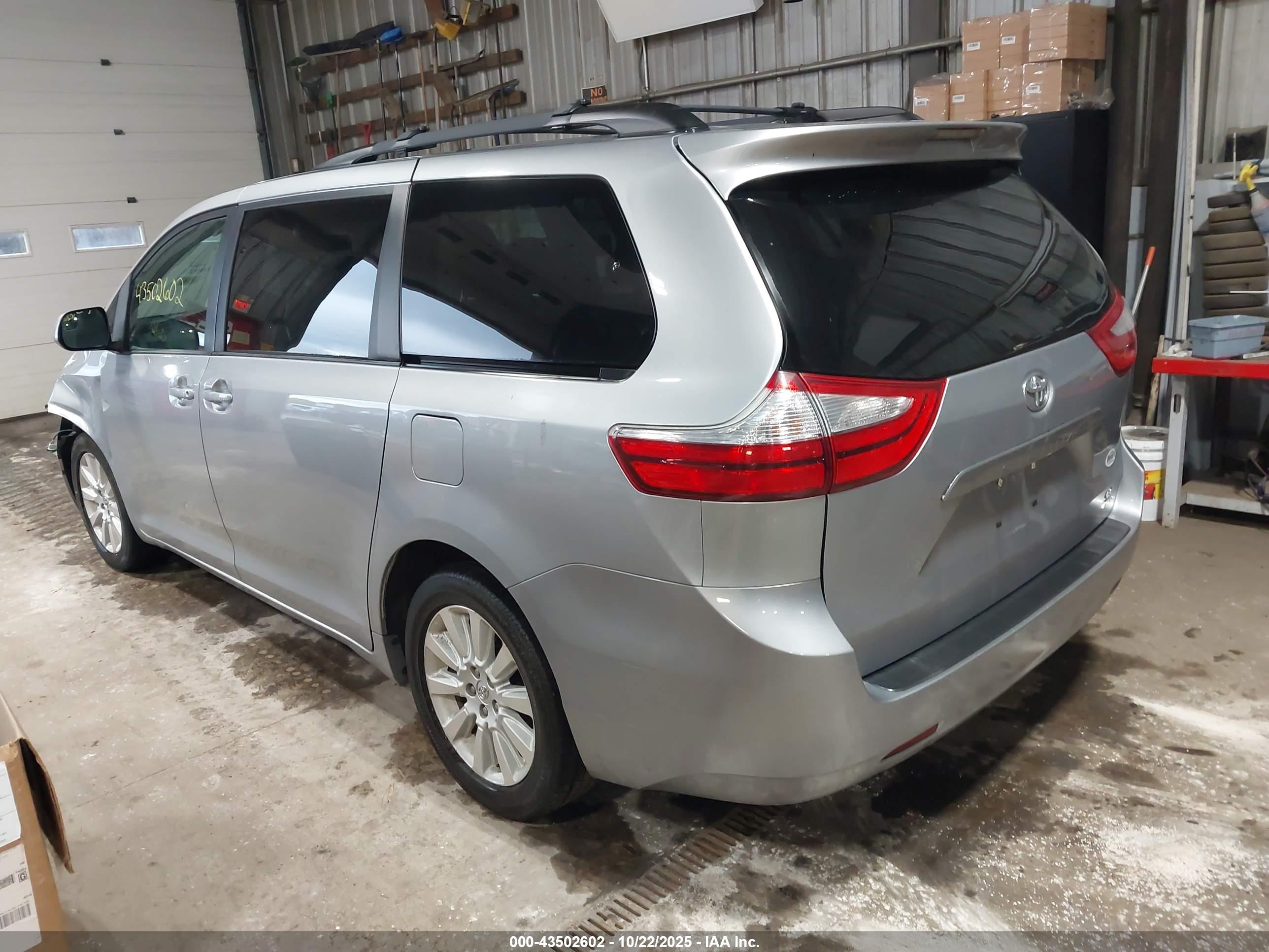 TOYOTA SIENNA image 3
