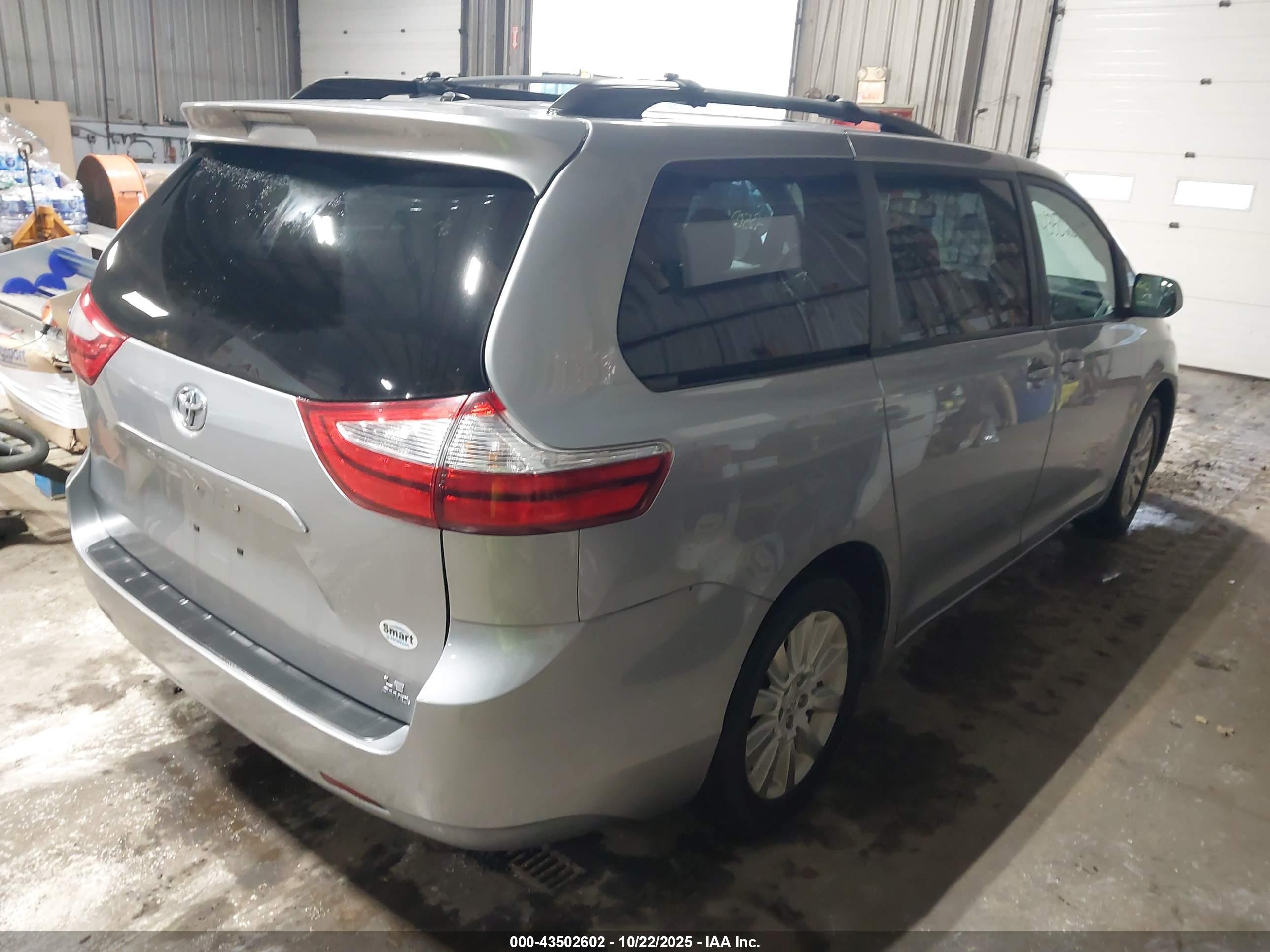TOYOTA SIENNA image 4