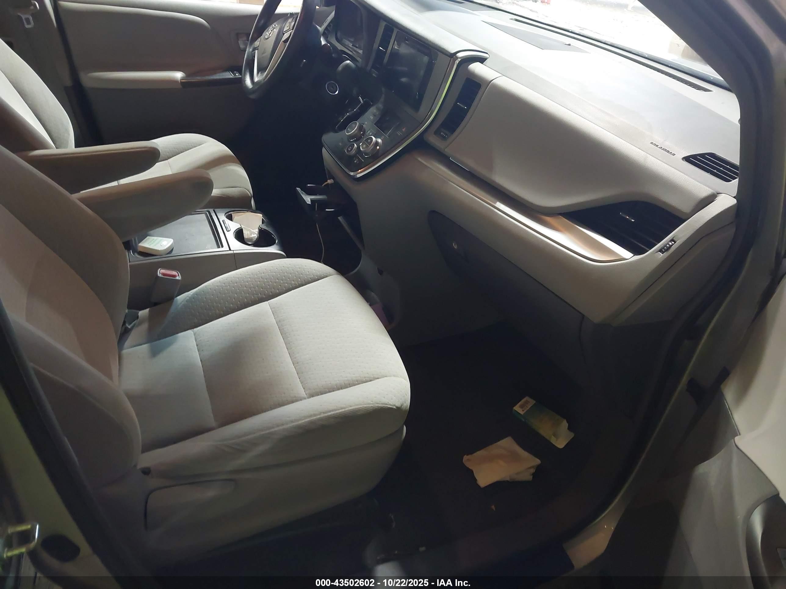 TOYOTA SIENNA image 5
