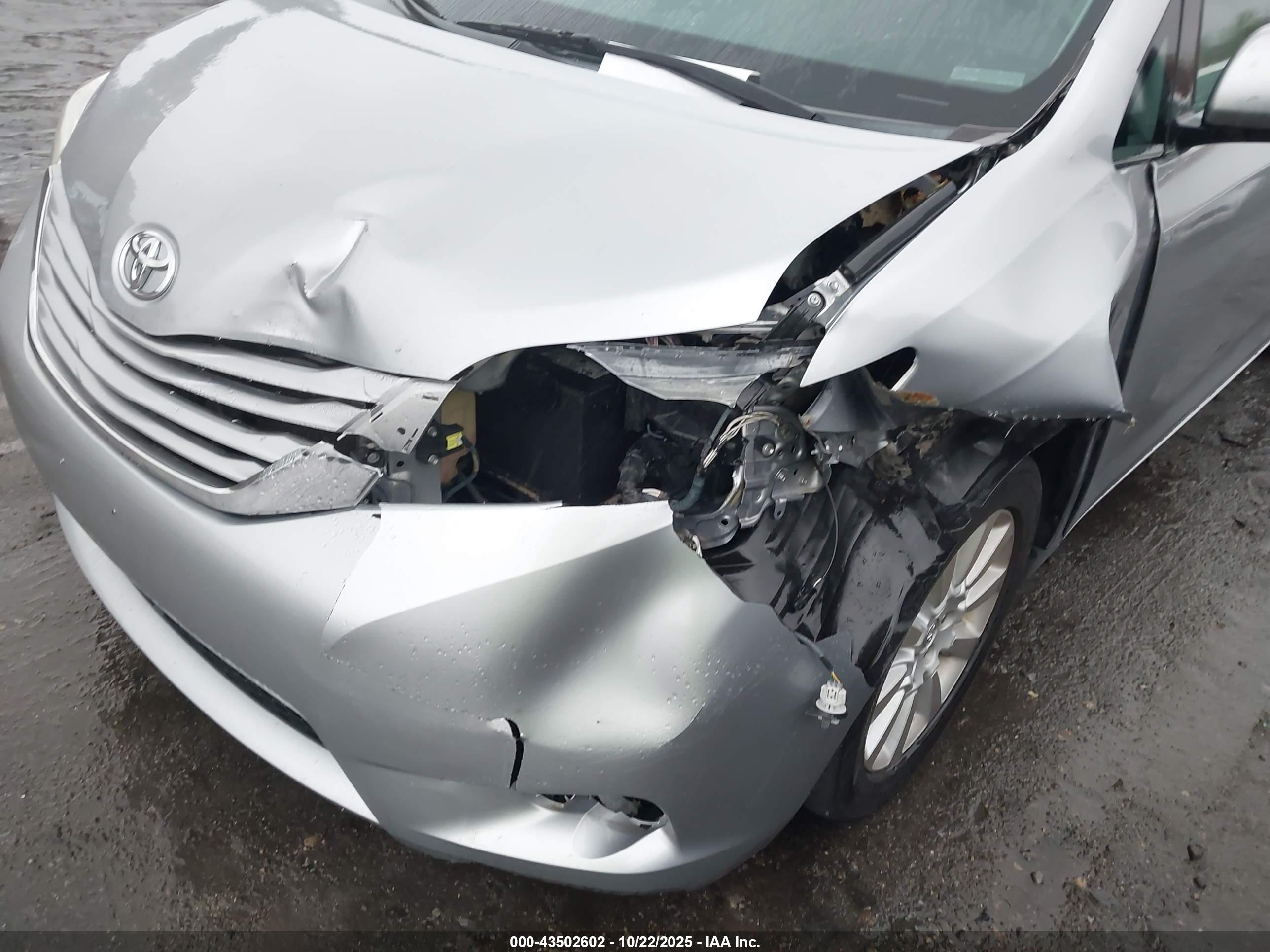 TOYOTA SIENNA image 6