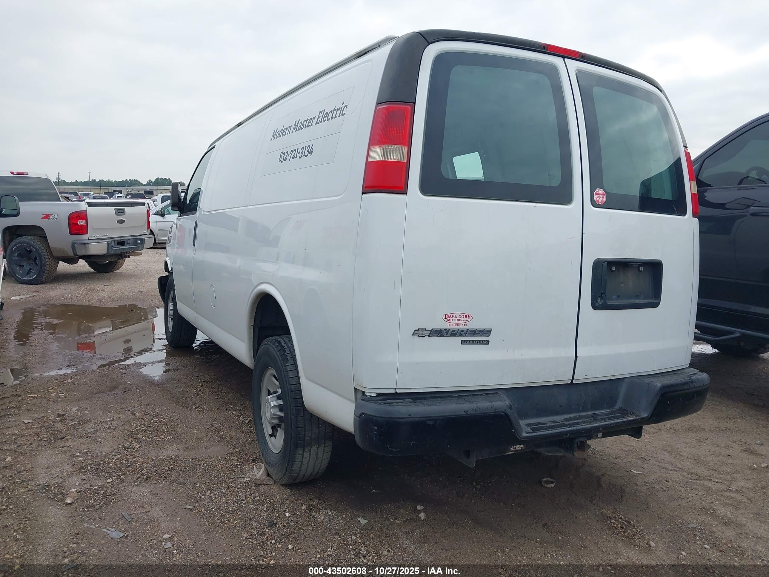 CHEVROLET EXPRESS image 3