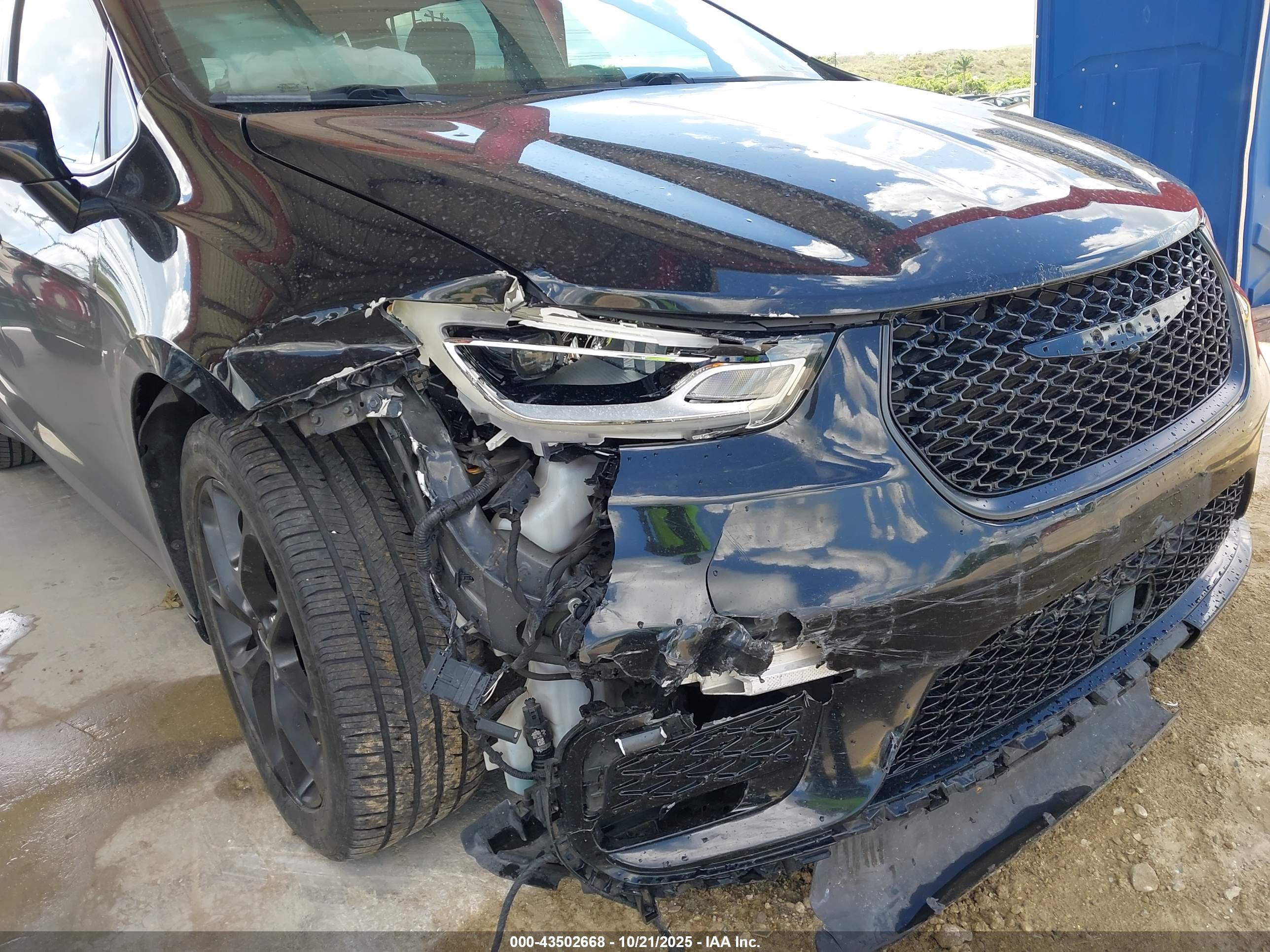 CHRYSLER PACIFICA image 6