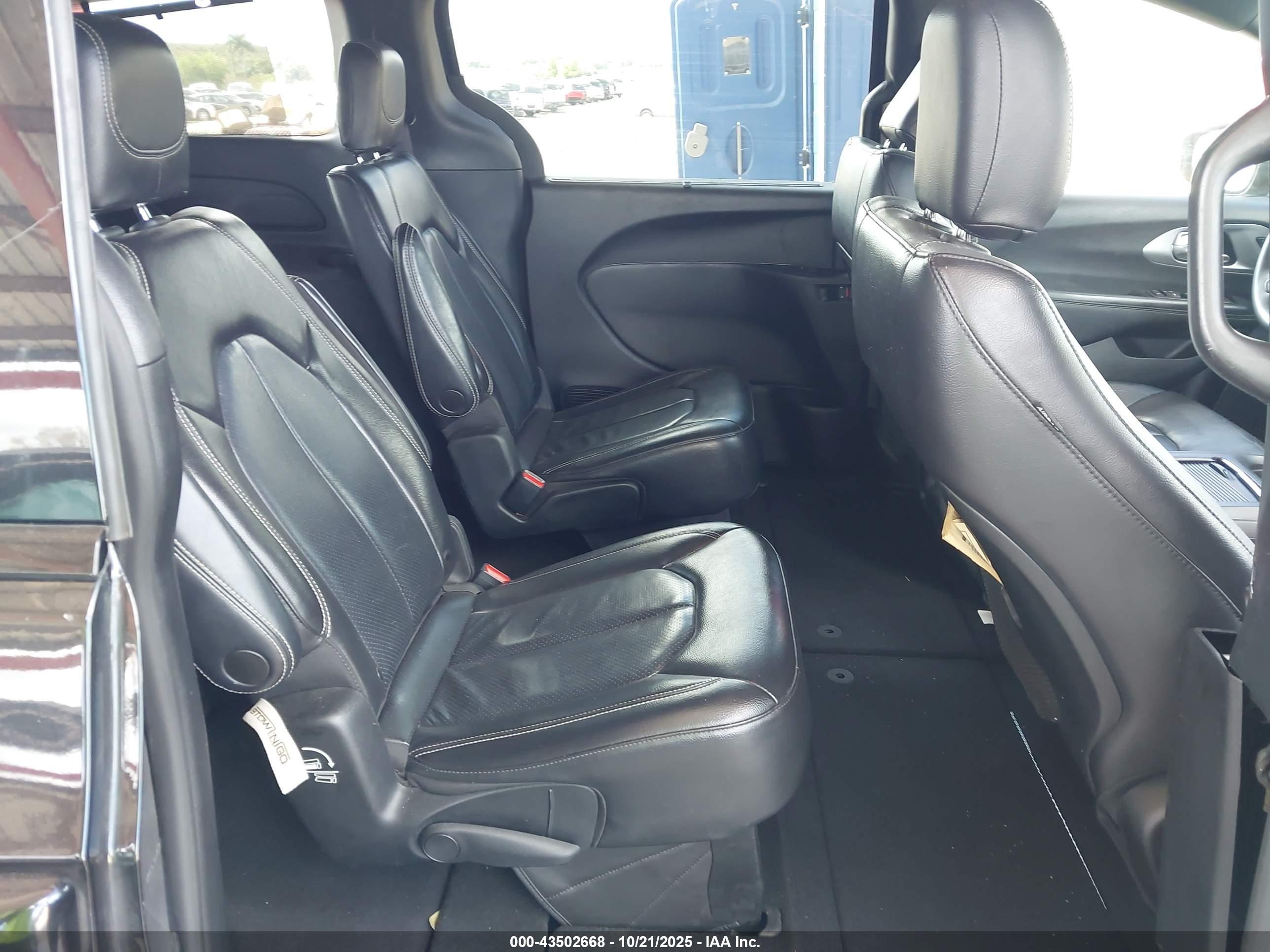 CHRYSLER PACIFICA image 8