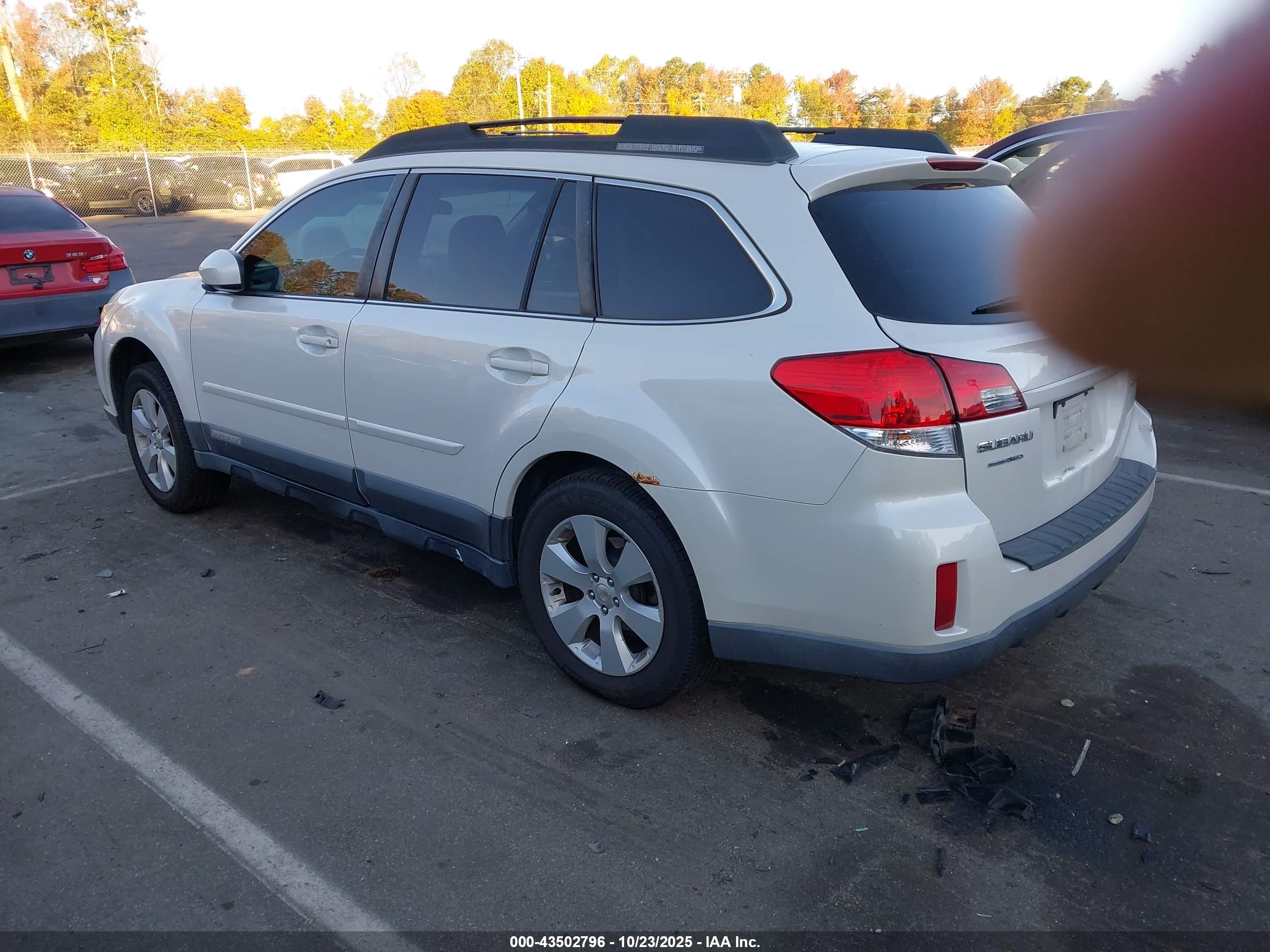 SUBARU OUTBACK image 3