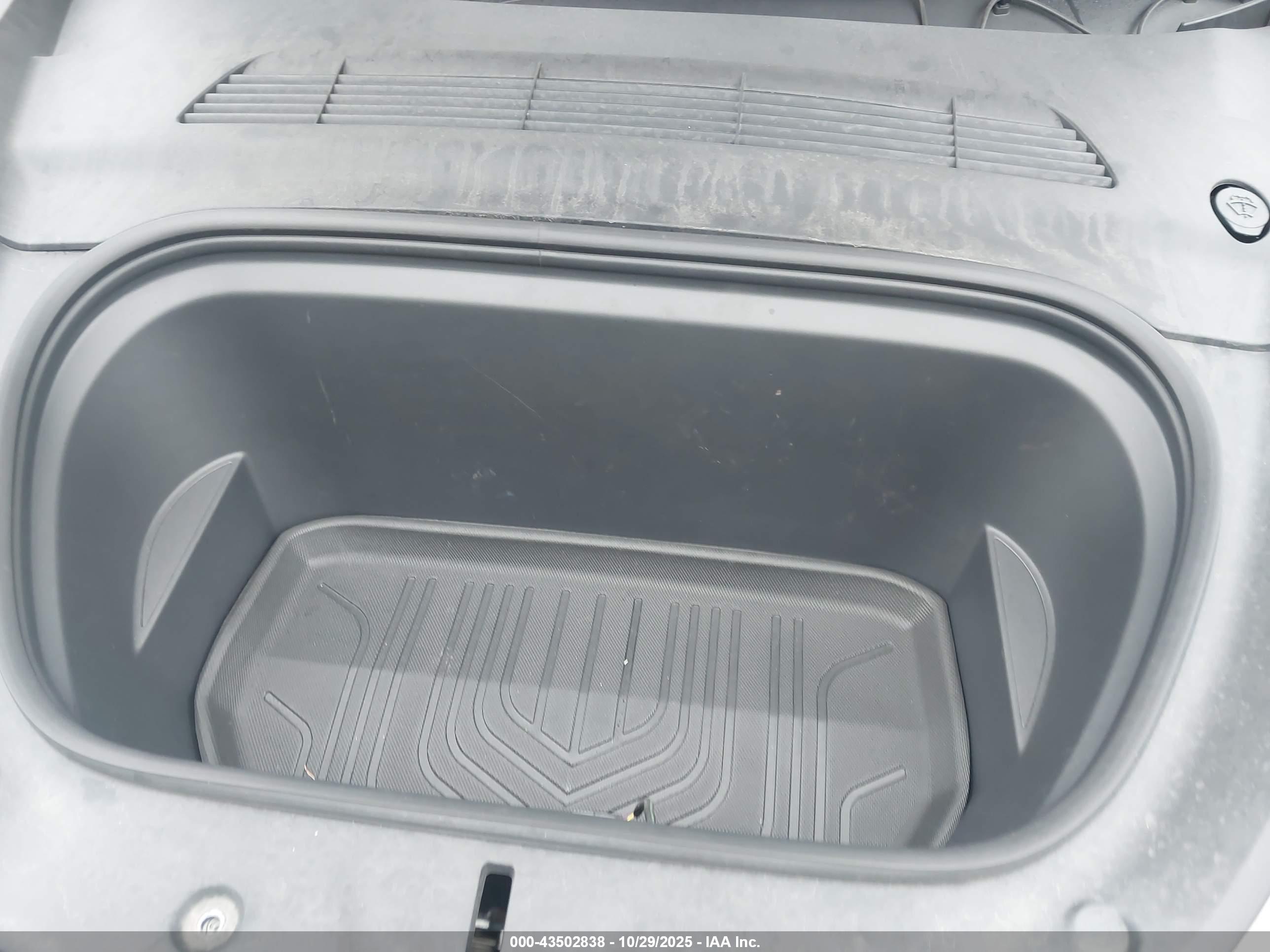 TESLA MODEL image 10