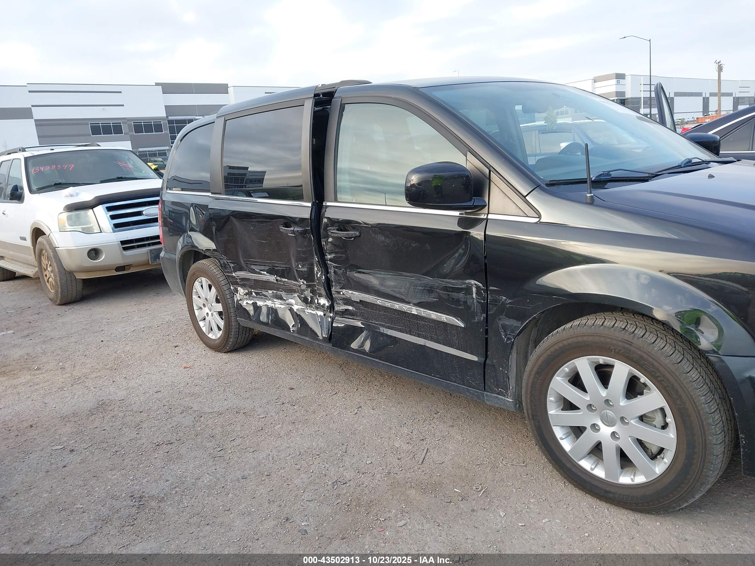 CHRYSLER TOWN image 6