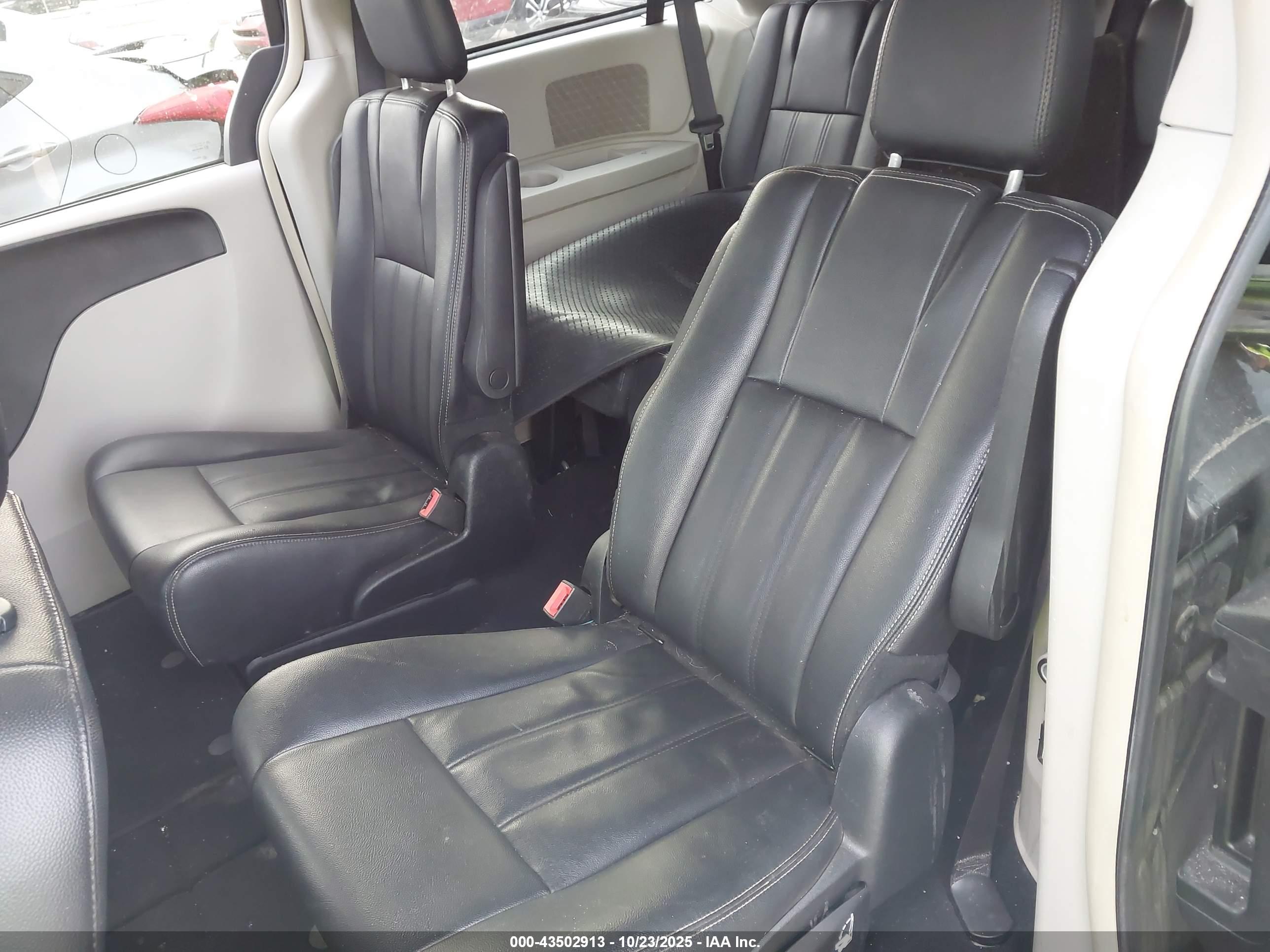 CHRYSLER TOWN image 8