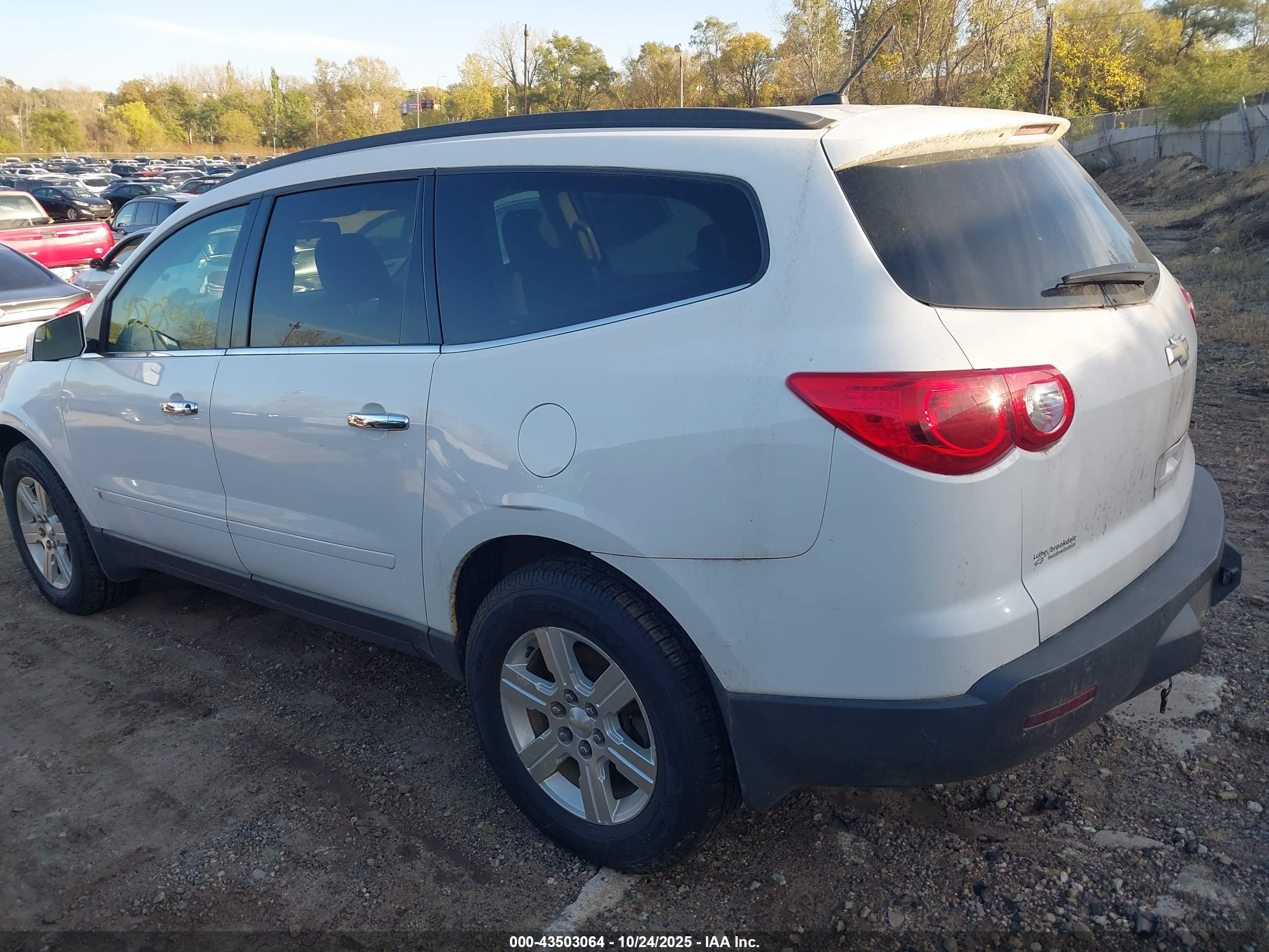 CHEVROLET TRAVERSE image 3