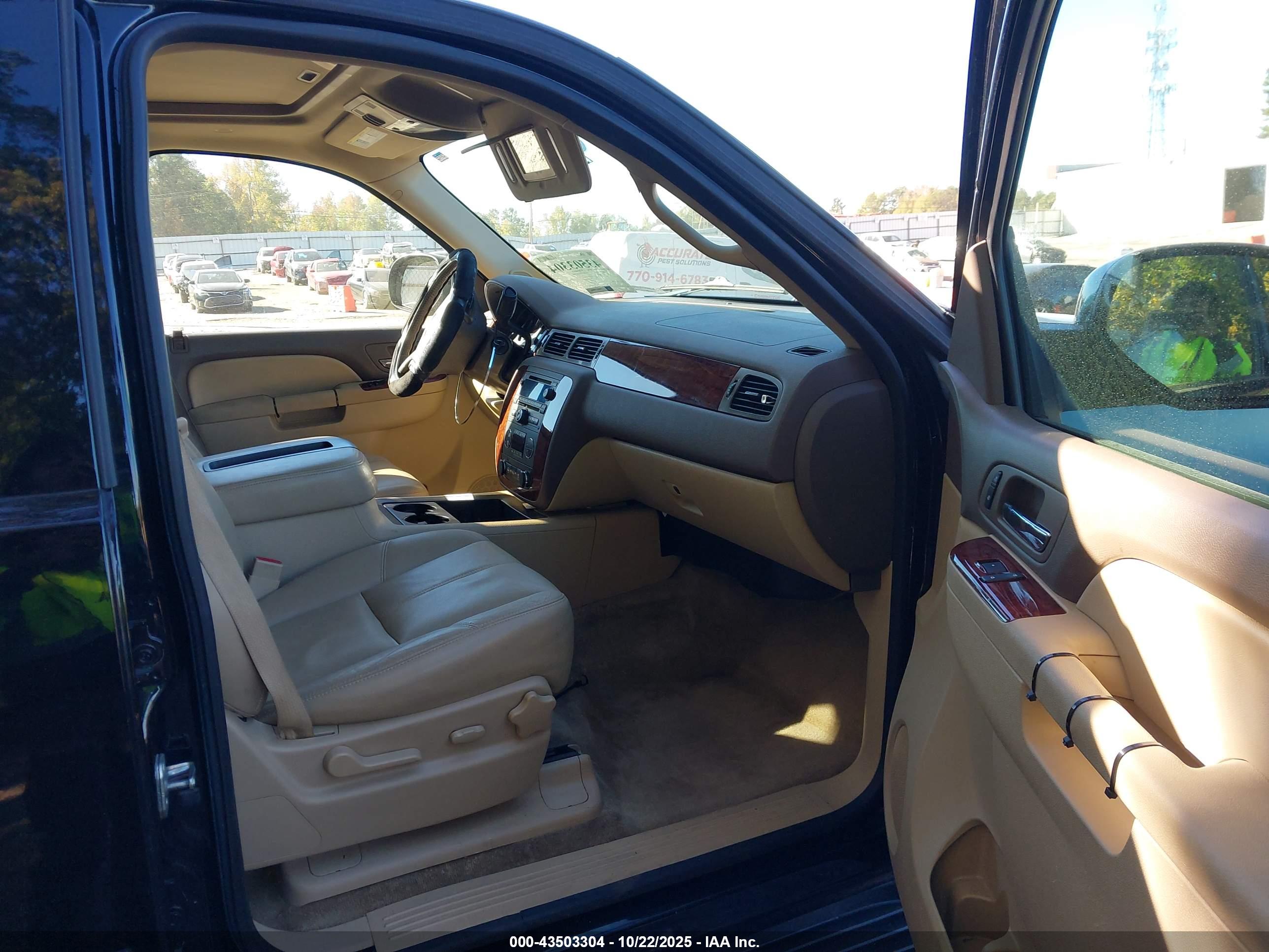CHEVROLET SUBURBAN image 5