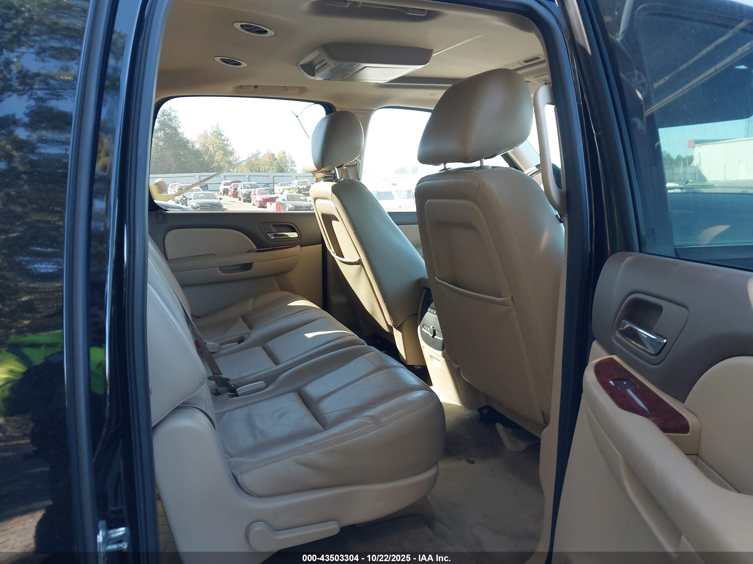 CHEVROLET SUBURBAN image 8