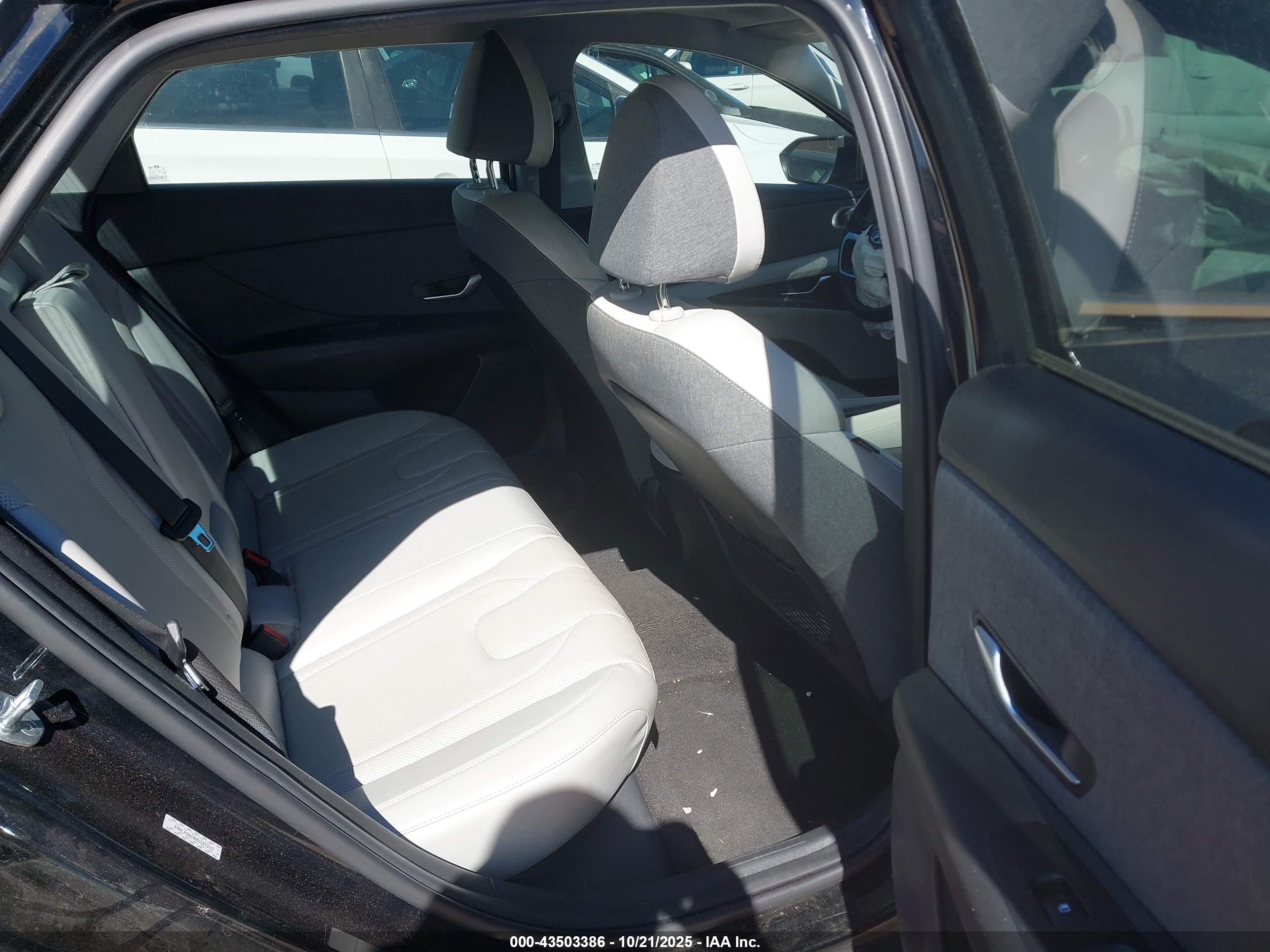 HYUNDAI ELANTRA image 8