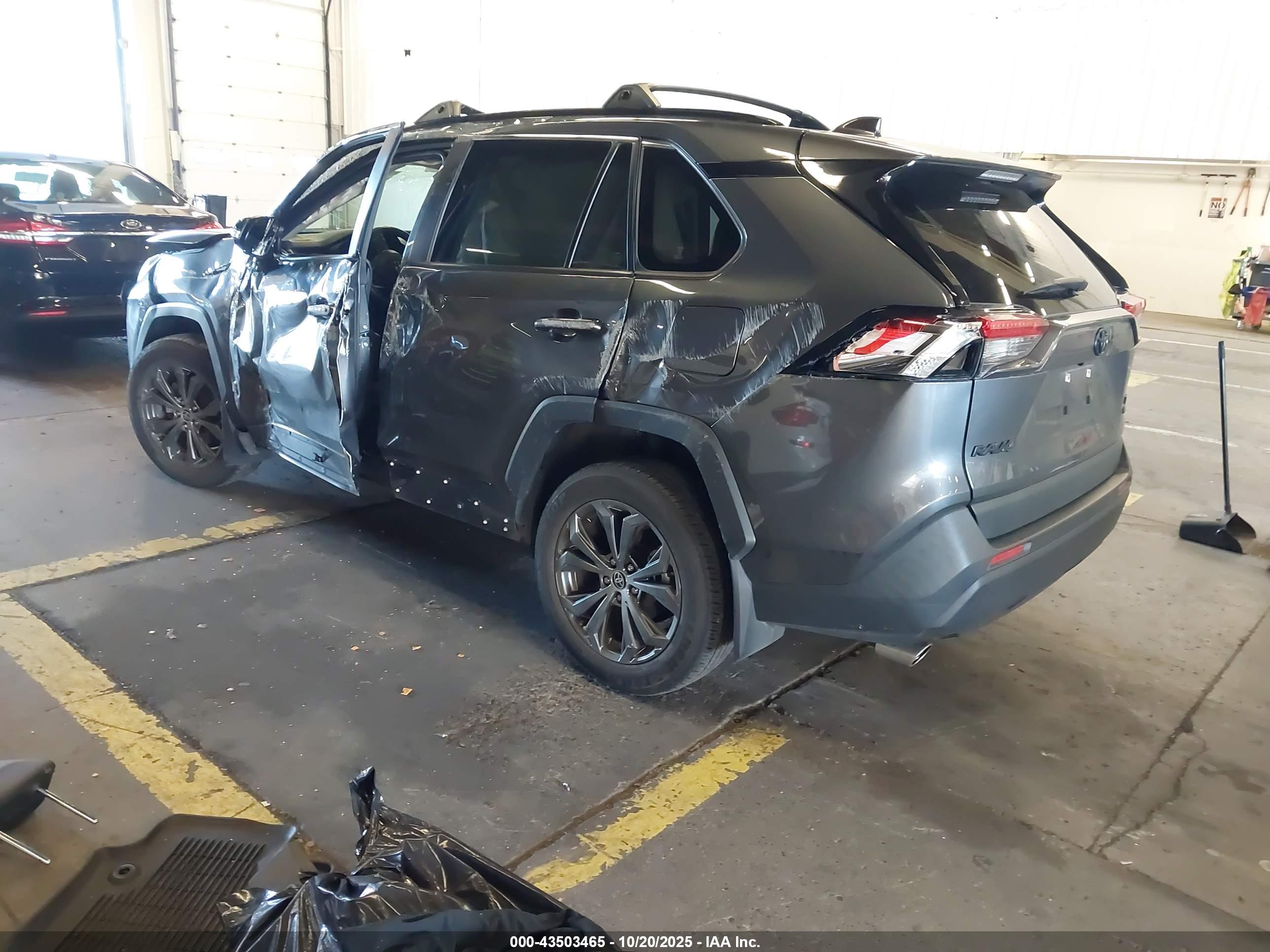 TOYOTA RAV4 image 3
