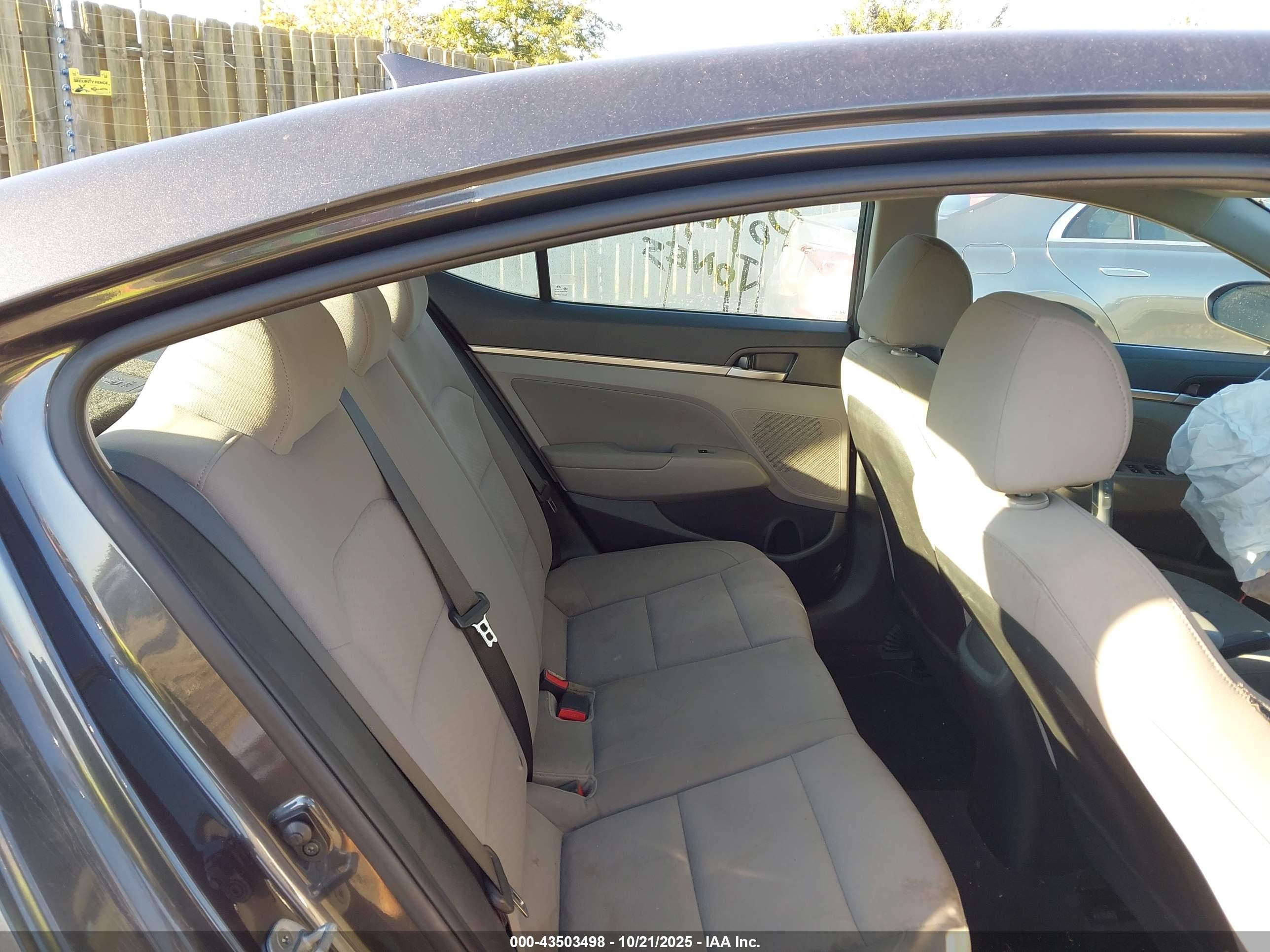 HYUNDAI ELANTRA image 8