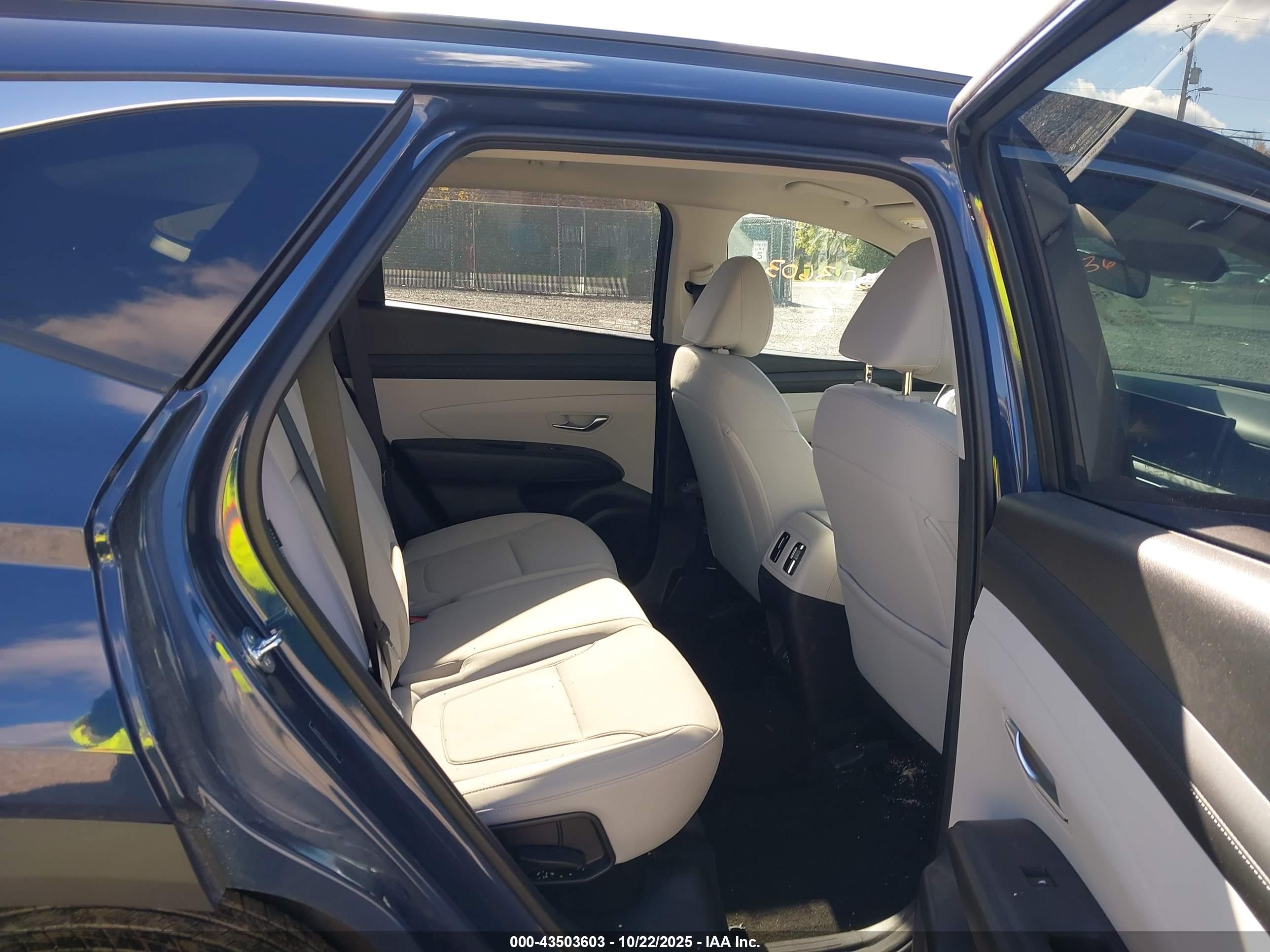 HYUNDAI TUCSON image 8