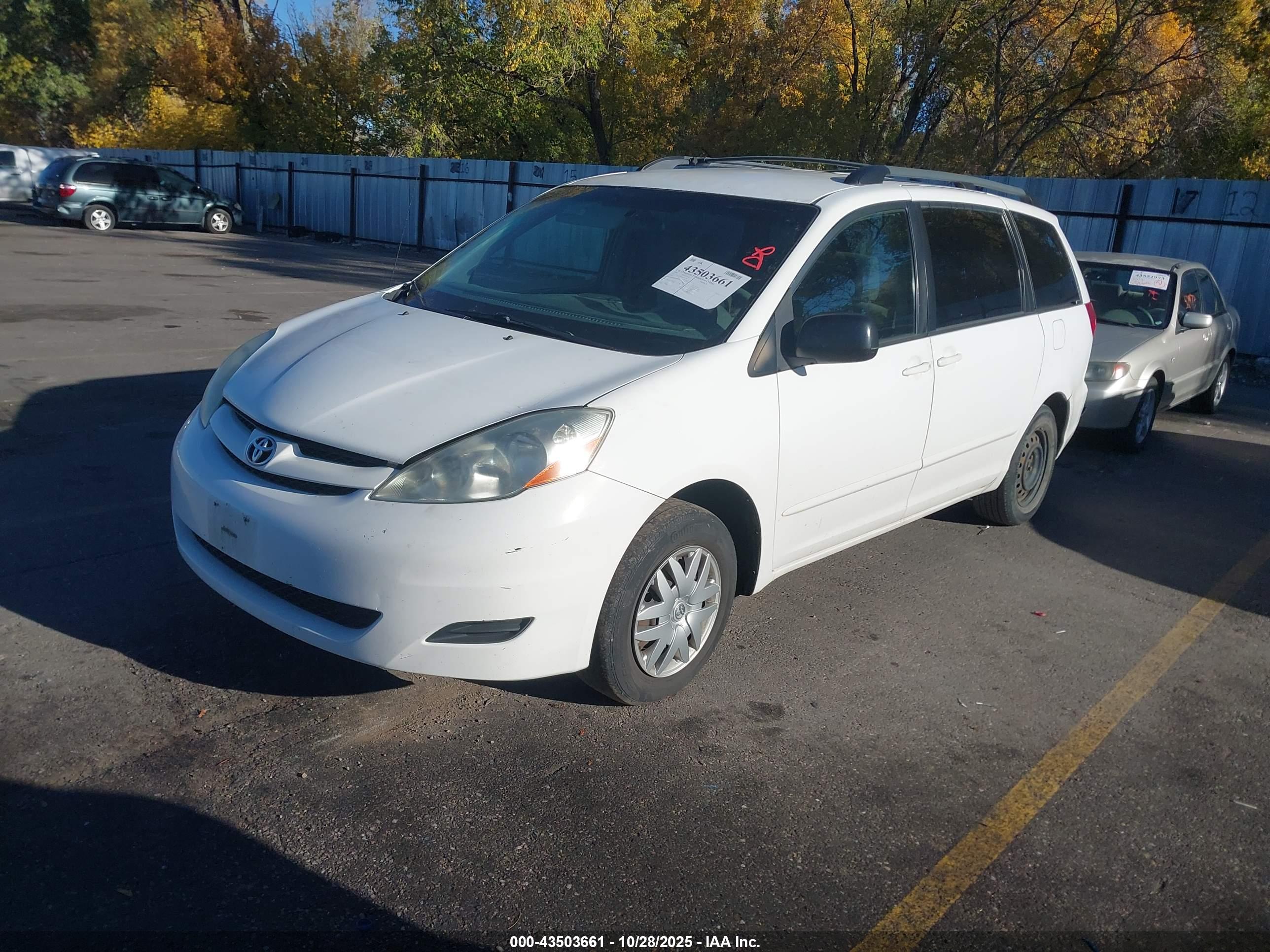 TOYOTA SIENNA image 2