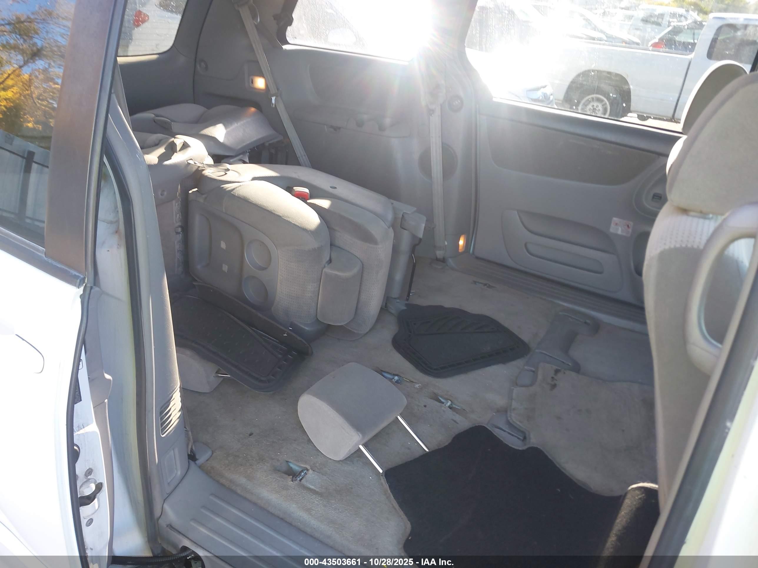 TOYOTA SIENNA image 8