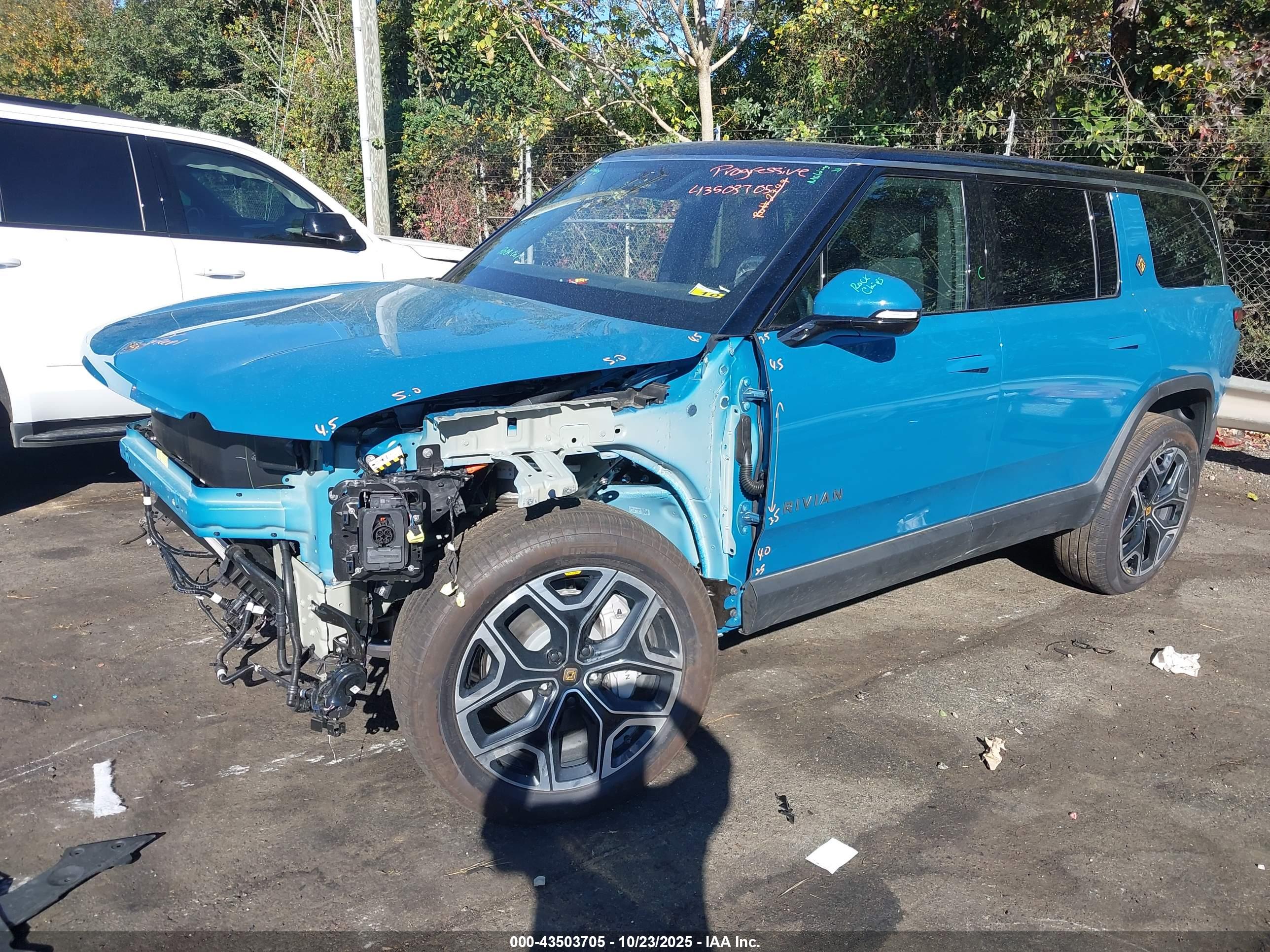 RIVIAN R1S image 2