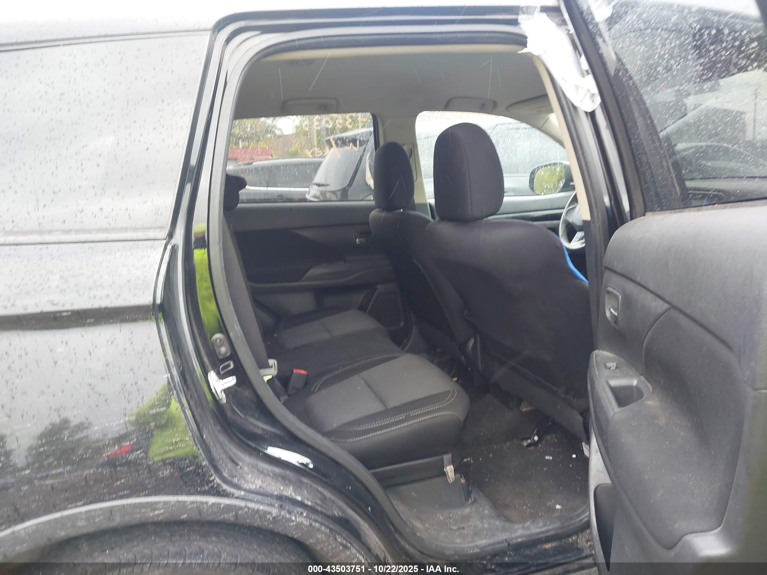 MITSUBISHI OUTLANDER image 8