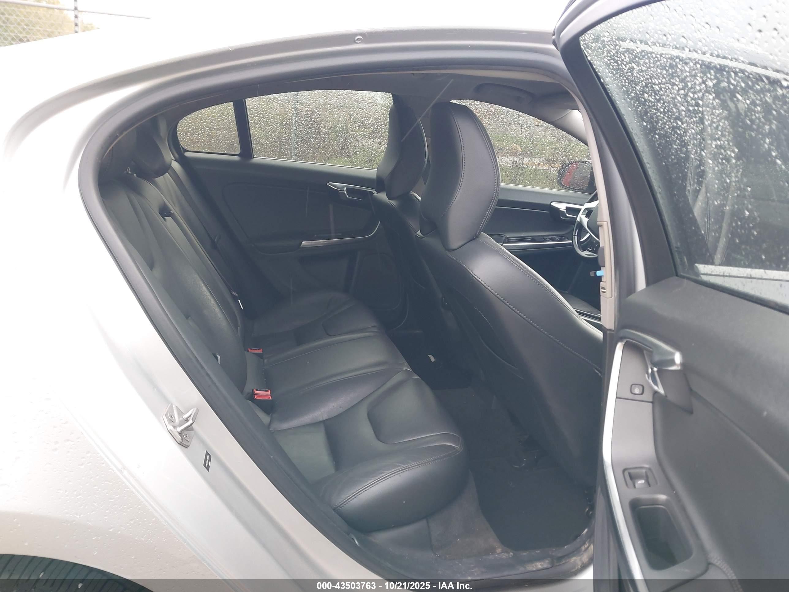 VOLVO S60 image 8