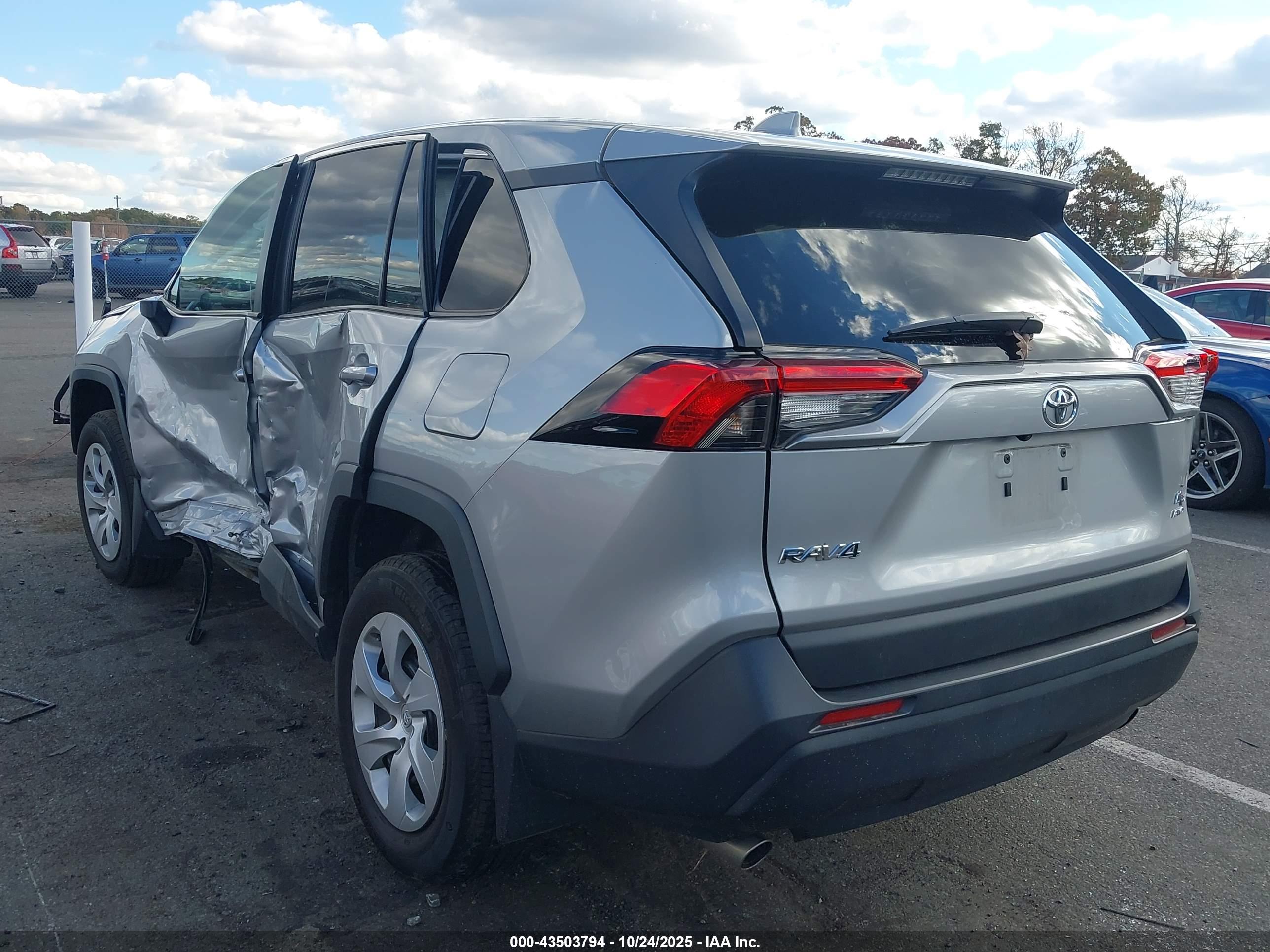 TOYOTA RAV4 image 3